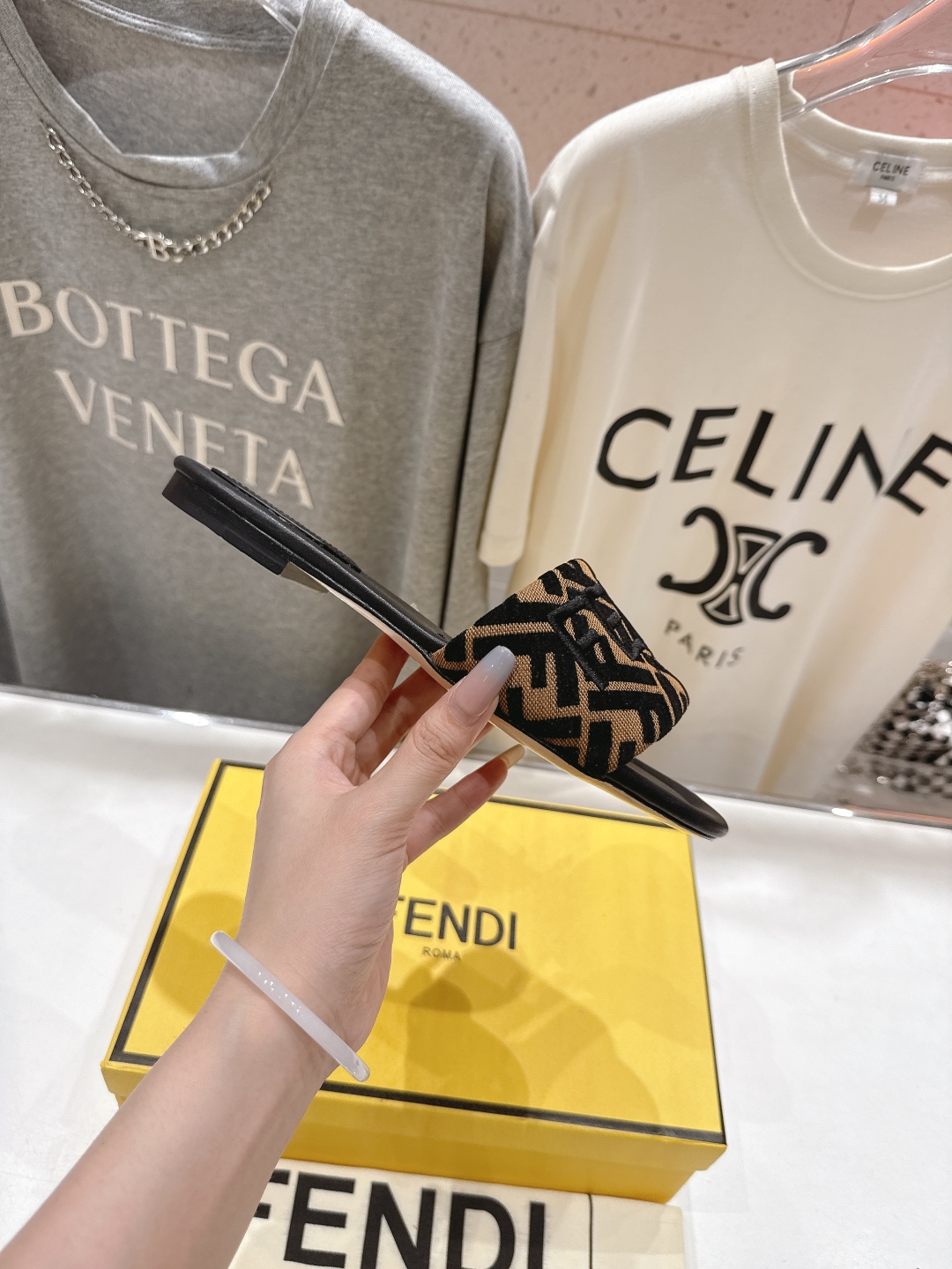 高版本出厂
 Fendi/芬迪25ss新款平底休闲拖鞋，ZP购入对比定制
经典设计，搭配绚丽多姿的色彩，