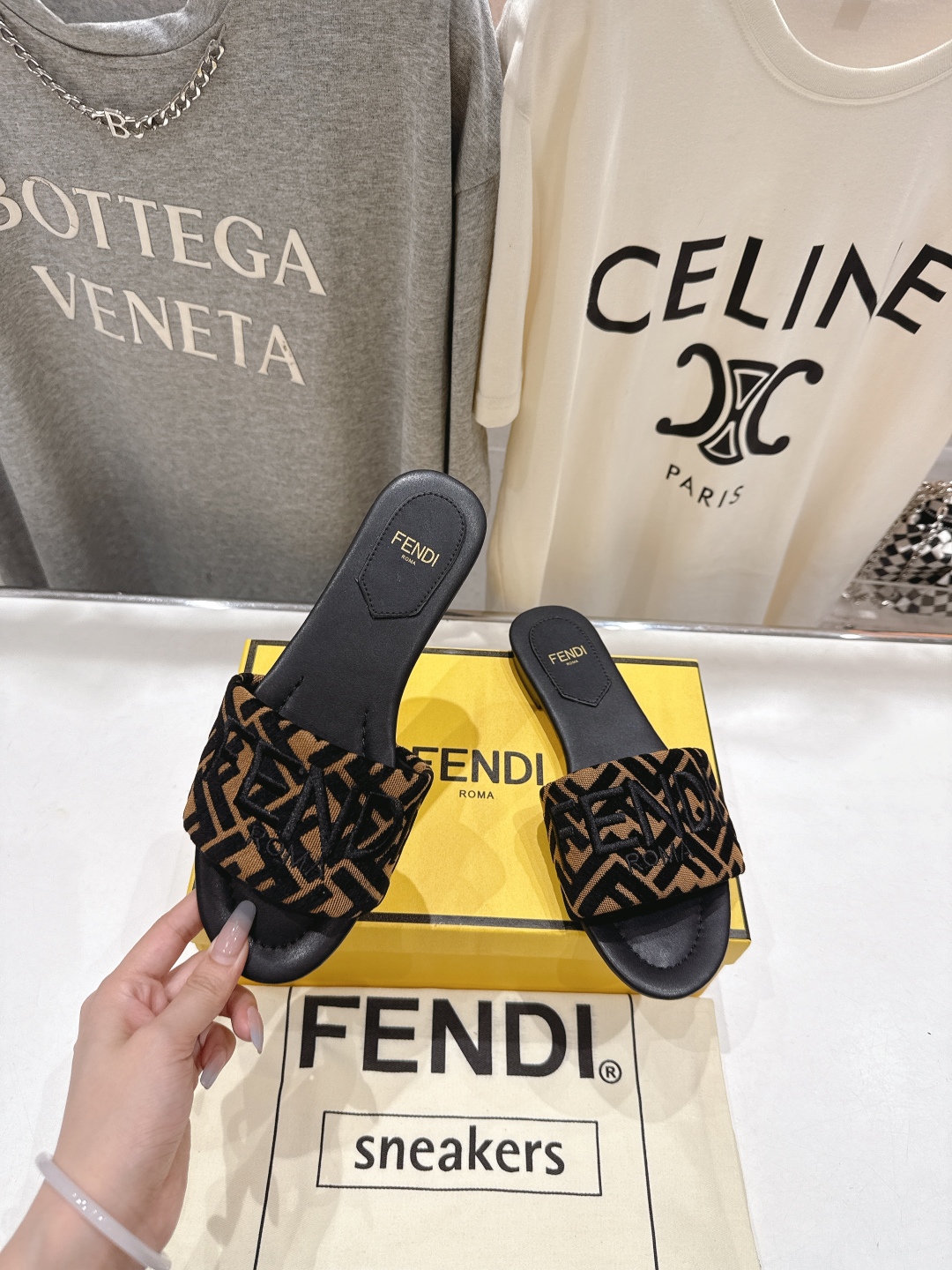 高版本出厂
 Fendi/芬迪25ss新款平底休闲拖鞋，ZP购入对比定制
经典设计，搭配绚丽多姿的色彩，