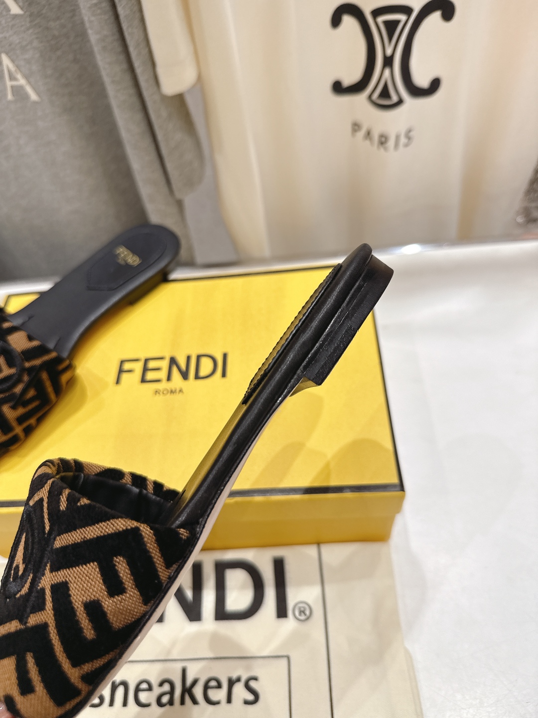 高版本出厂
 Fendi/芬迪25ss新款平底休闲拖鞋，ZP购入对比定制
经典设计，搭配绚丽多姿的色彩，