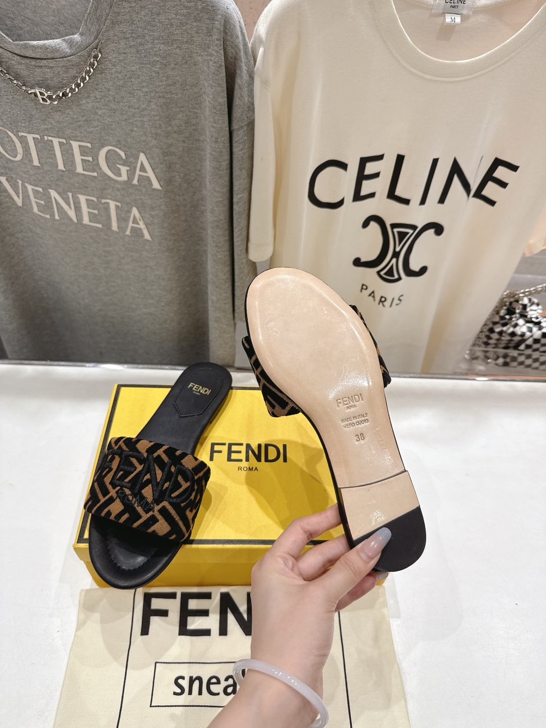 高版本出厂
 Fendi/芬迪25ss新款平底休闲拖鞋，ZP购入对比定制
经典设计，搭配绚丽多姿的色彩，