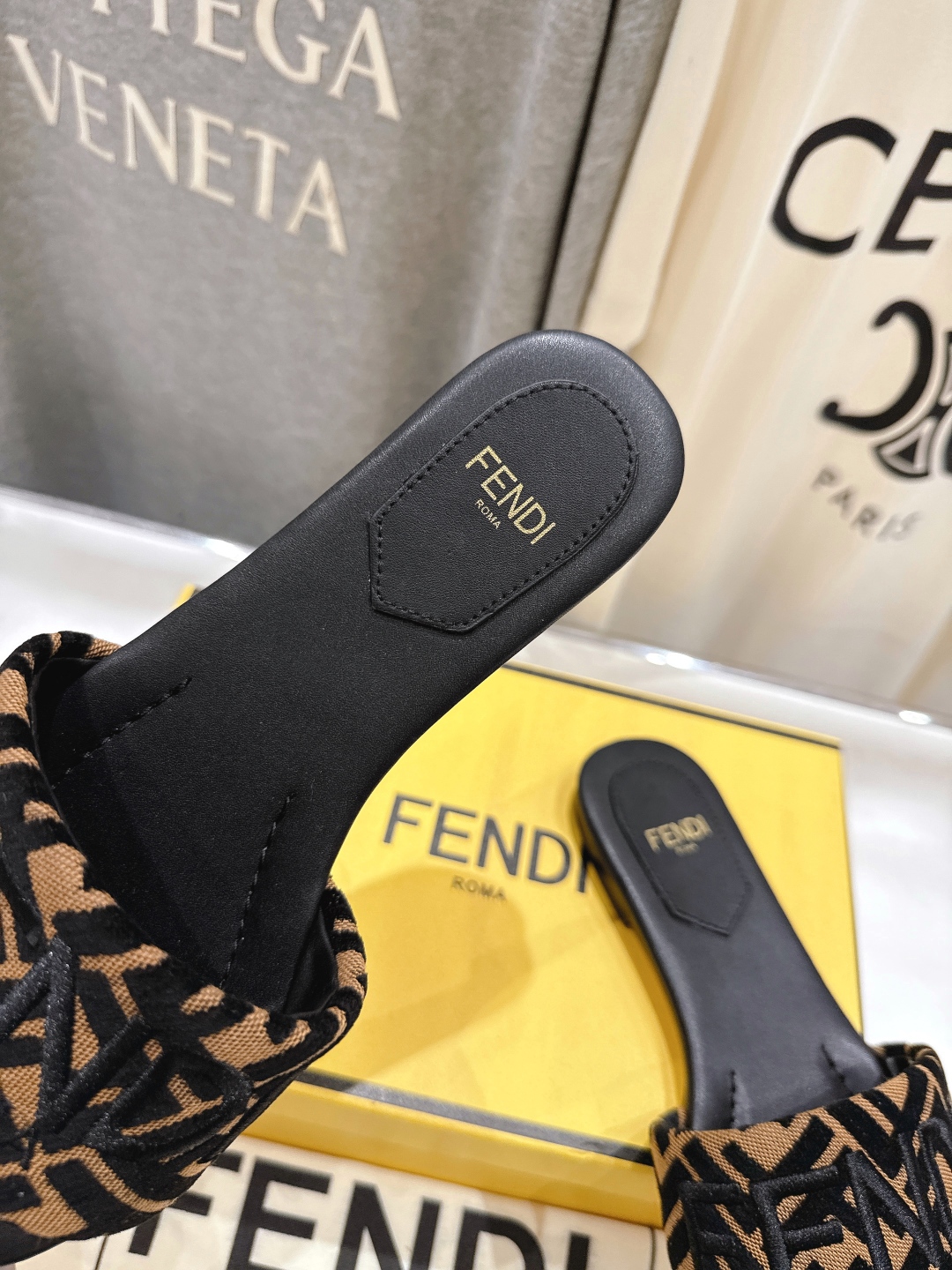 高版本出厂
 Fendi/芬迪25ss新款平底休闲拖鞋，ZP购入对比定制
经典设计，搭配绚丽多姿的色彩，