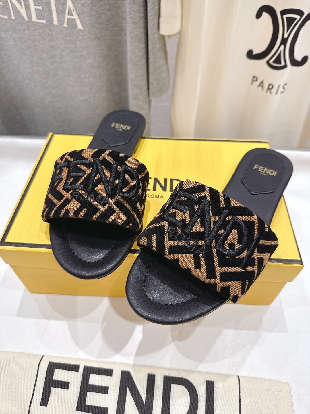 高版本出厂
 Fendi/芬迪25ss新款平底休闲拖鞋，ZP购入对比定制
经典设计，搭配绚丽多姿的色彩，