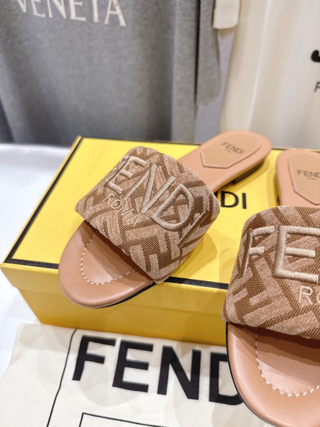 高版本出厂
 Fendi/芬迪25ss新款平底休闲拖鞋，ZP购入对比定制
经典设计，搭配绚丽多姿的色彩，