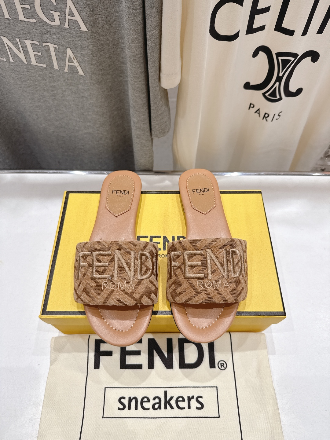 高版本出厂
 Fendi/芬迪25ss新款平底休闲拖鞋，ZP购入对比定制
经典设计，搭配绚丽多姿的色彩，