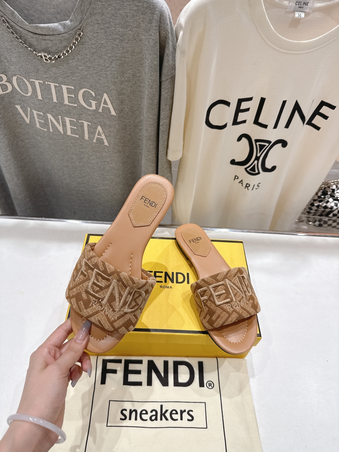 高版本出厂
 Fendi/芬迪25ss新款平底休闲拖鞋，ZP购入对比定制
经典设计，搭配绚丽多姿的色彩，