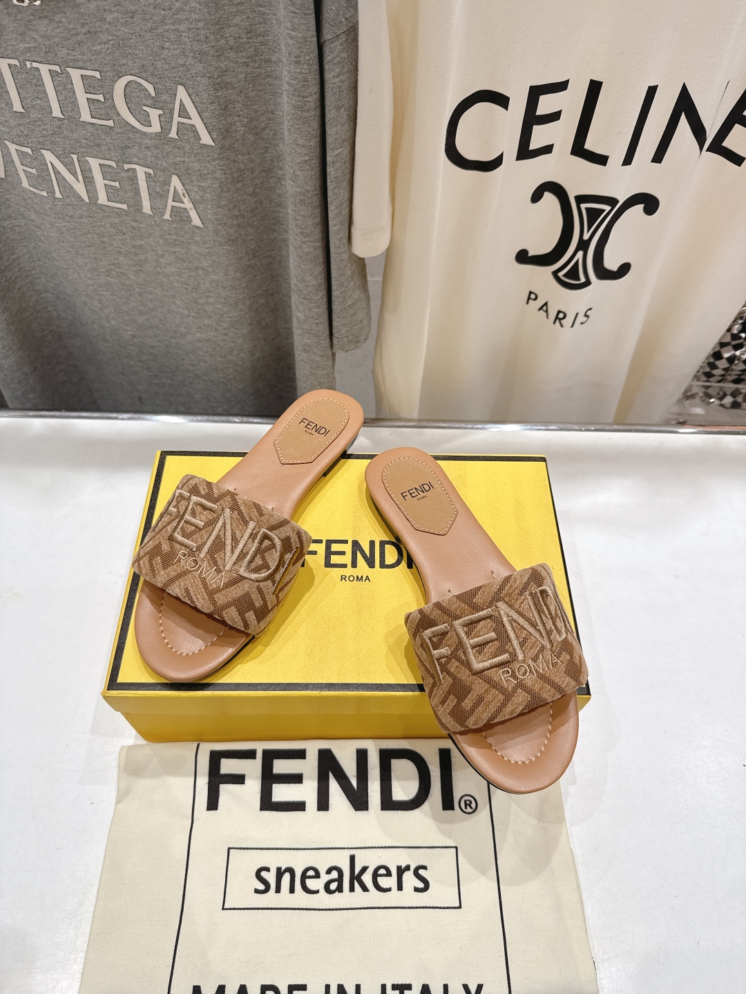 高版本出厂
 Fendi/芬迪25ss新款平底休闲拖鞋，ZP购入对比定制
经典设计，搭配绚丽多姿的色彩，