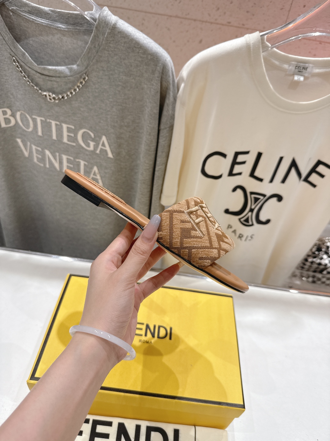 高版本出厂
 Fendi/芬迪25ss新款平底休闲拖鞋，ZP购入对比定制
经典设计，搭配绚丽多姿的色彩，