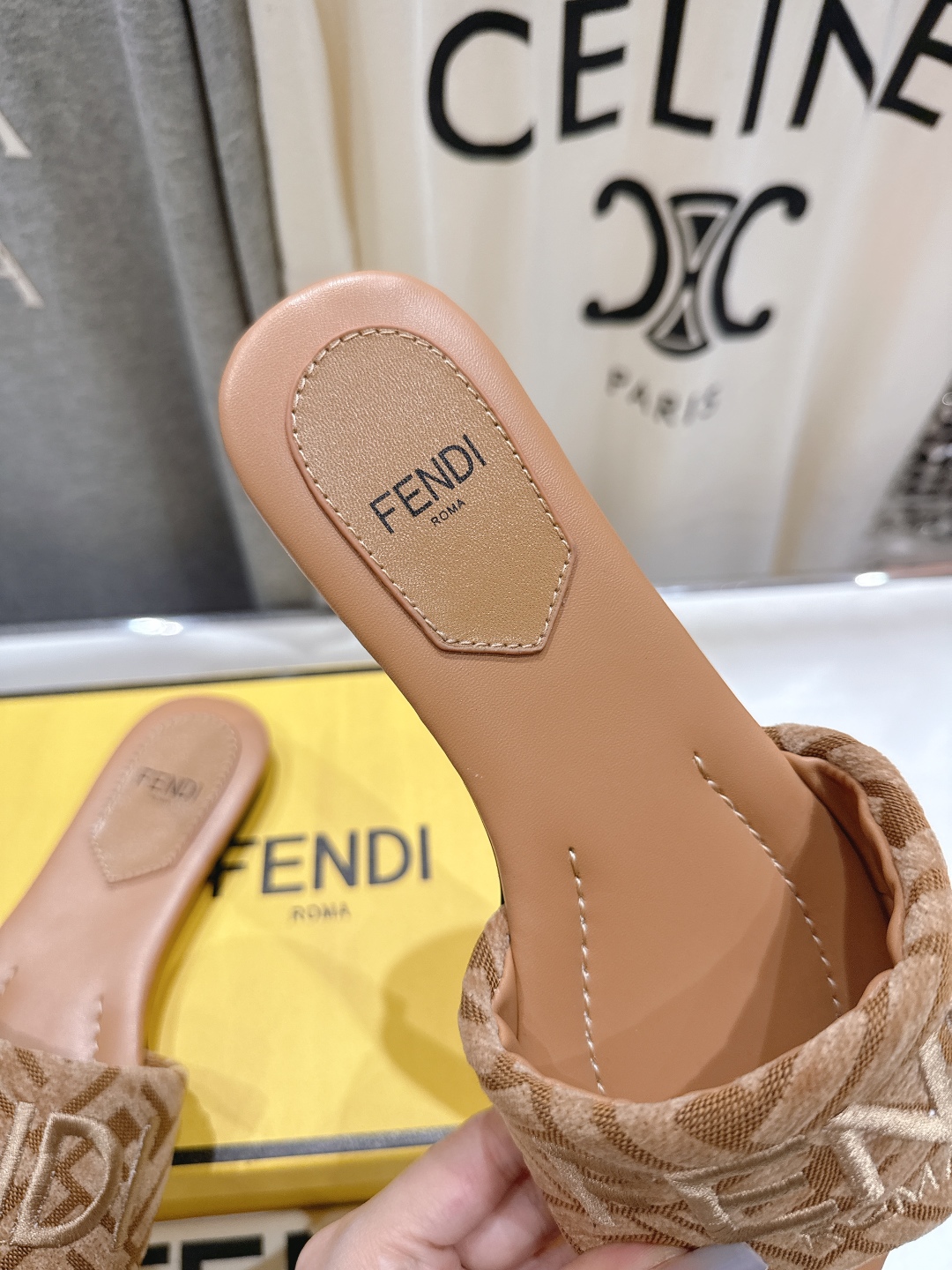 高版本出厂
 Fendi/芬迪25ss新款平底休闲拖鞋，ZP购入对比定制
经典设计，搭配绚丽多姿的色彩，