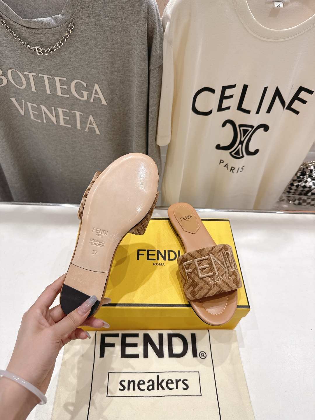 高版本出厂
 Fendi/芬迪25ss新款平底休闲拖鞋，ZP购入对比定制
经典设计，搭配绚丽多姿的色彩，