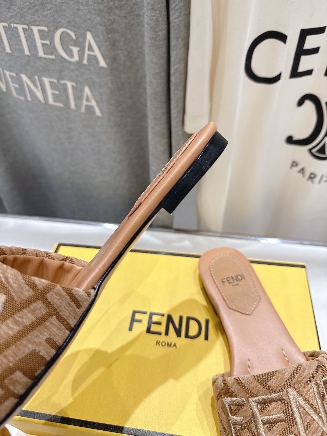 高版本出厂
 Fendi/芬迪25ss新款平底休闲拖鞋，ZP购入对比定制
经典设计，搭配绚丽多姿的色彩，