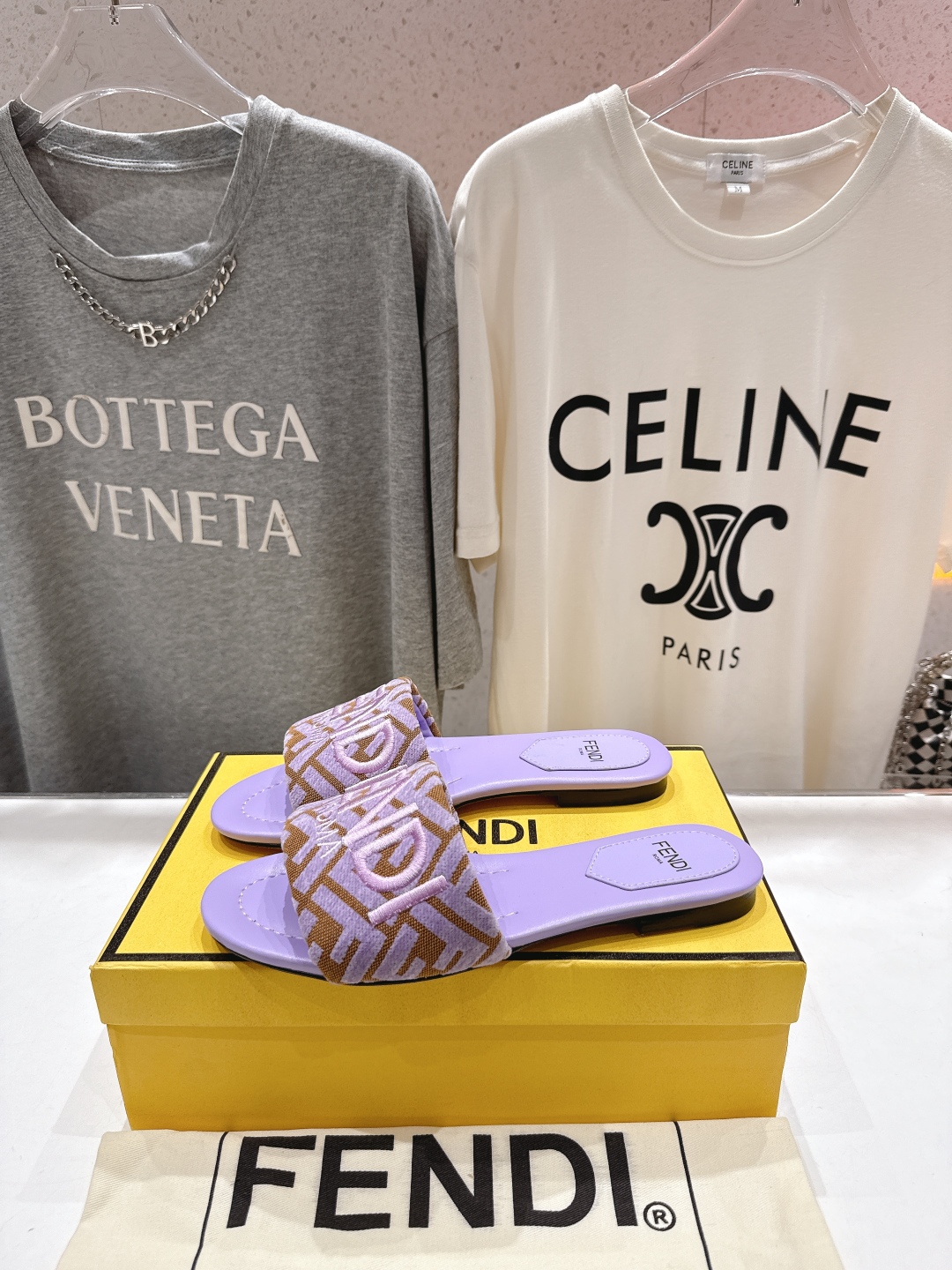 高版本出厂
 Fendi/芬迪25ss新款平底休闲拖鞋，ZP购入对比定制
经典设计，搭配绚丽多姿的色彩，