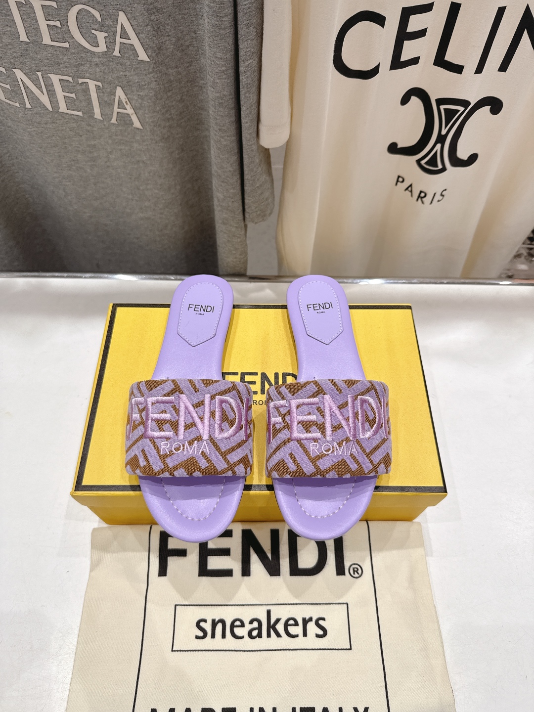 高版本出厂
 Fendi/芬迪25ss新款平底休闲拖鞋，ZP购入对比定制
经典设计，搭配绚丽多姿的色彩，