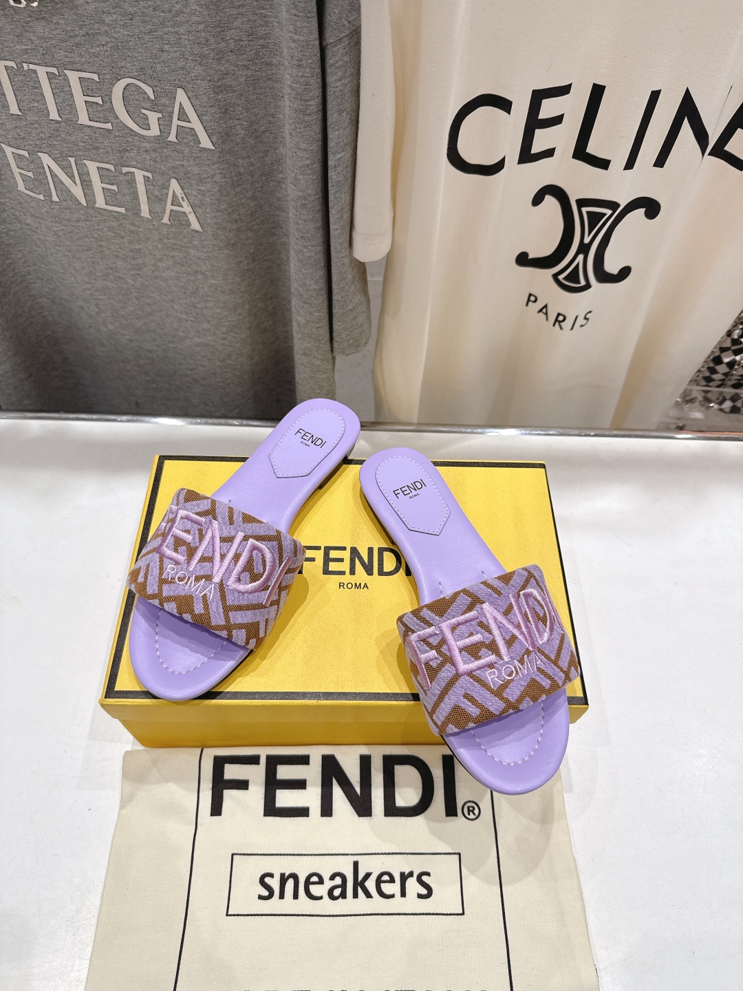 高版本出厂
 Fendi/芬迪25ss新款平底休闲拖鞋，ZP购入对比定制
经典设计，搭配绚丽多姿的色彩，