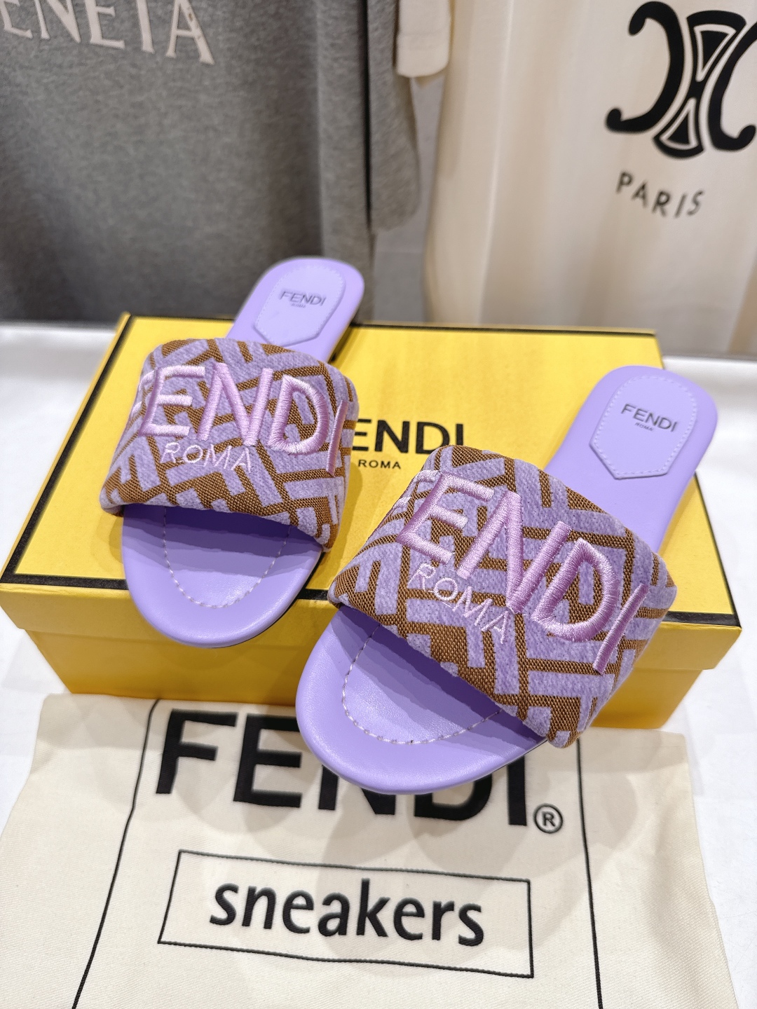 高版本出厂
 Fendi/芬迪25ss新款平底休闲拖鞋，ZP购入对比定制
经典设计，搭配绚丽多姿的色彩，