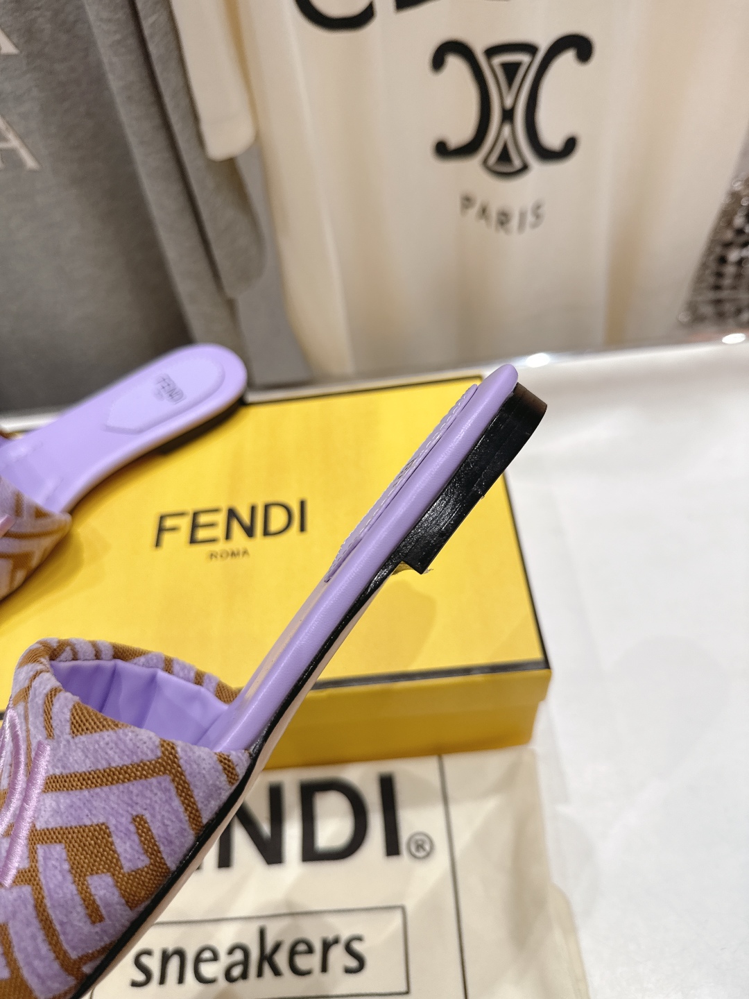 高版本出厂
 Fendi/芬迪25ss新款平底休闲拖鞋，ZP购入对比定制
经典设计，搭配绚丽多姿的色彩，