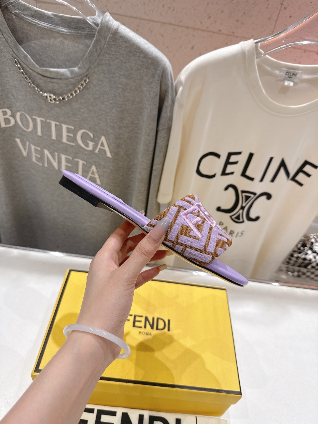 高版本出厂
 Fendi/芬迪25ss新款平底休闲拖鞋，ZP购入对比定制
经典设计，搭配绚丽多姿的色彩，