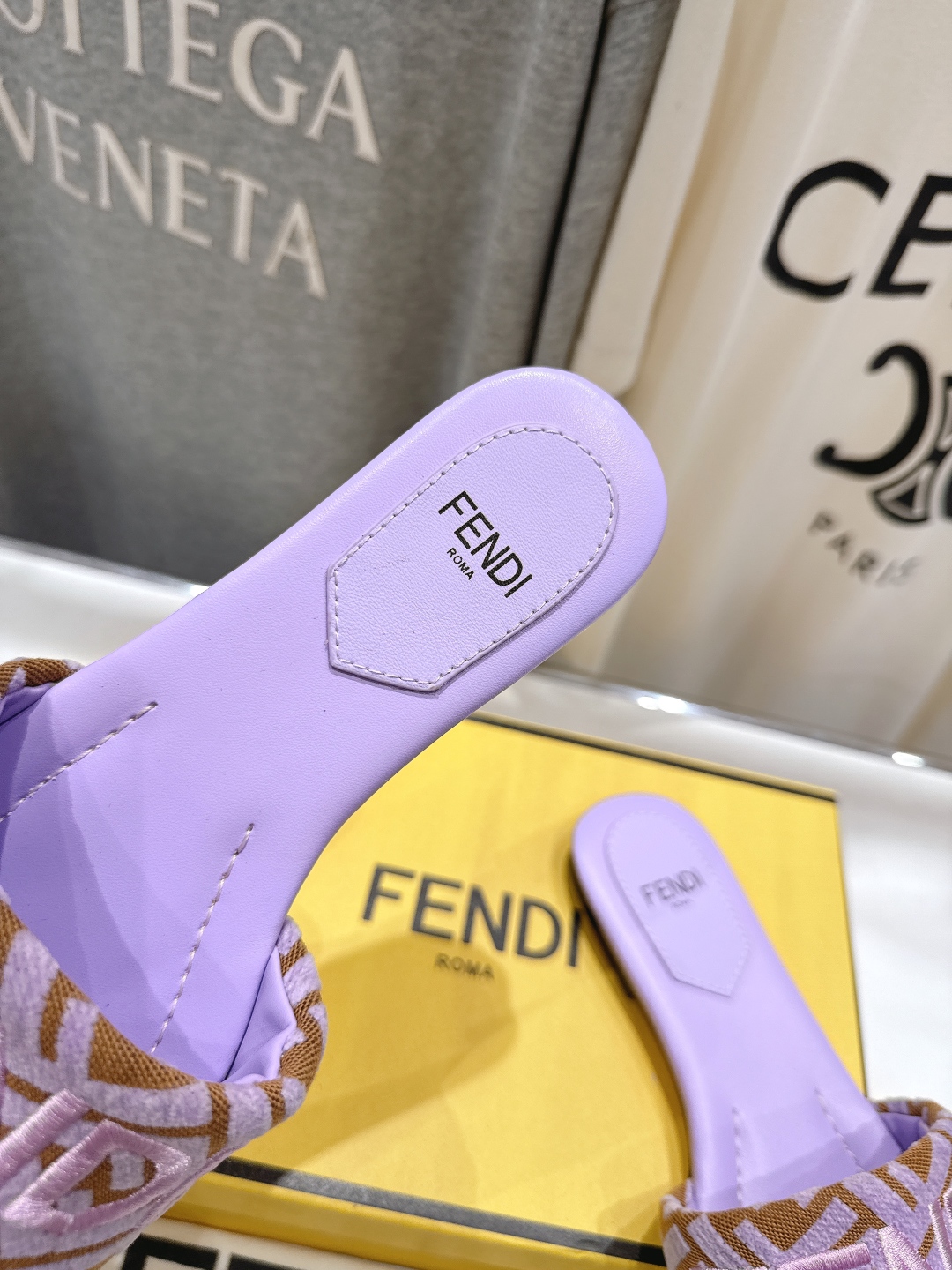 高版本出厂
 Fendi/芬迪25ss新款平底休闲拖鞋，ZP购入对比定制
经典设计，搭配绚丽多姿的色彩，