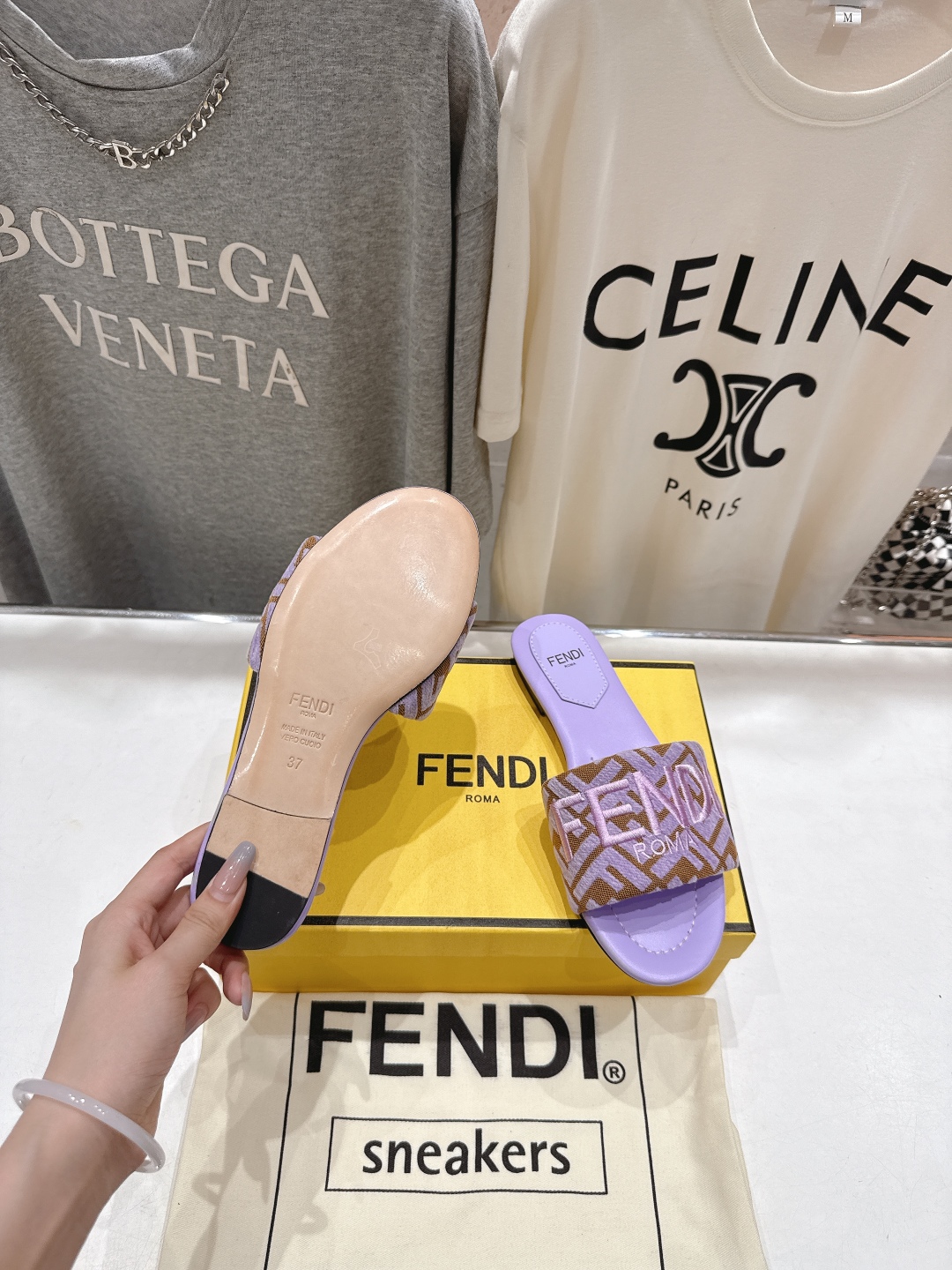 高版本出厂
 Fendi/芬迪25ss新款平底休闲拖鞋，ZP购入对比定制
经典设计，搭配绚丽多姿的色彩，