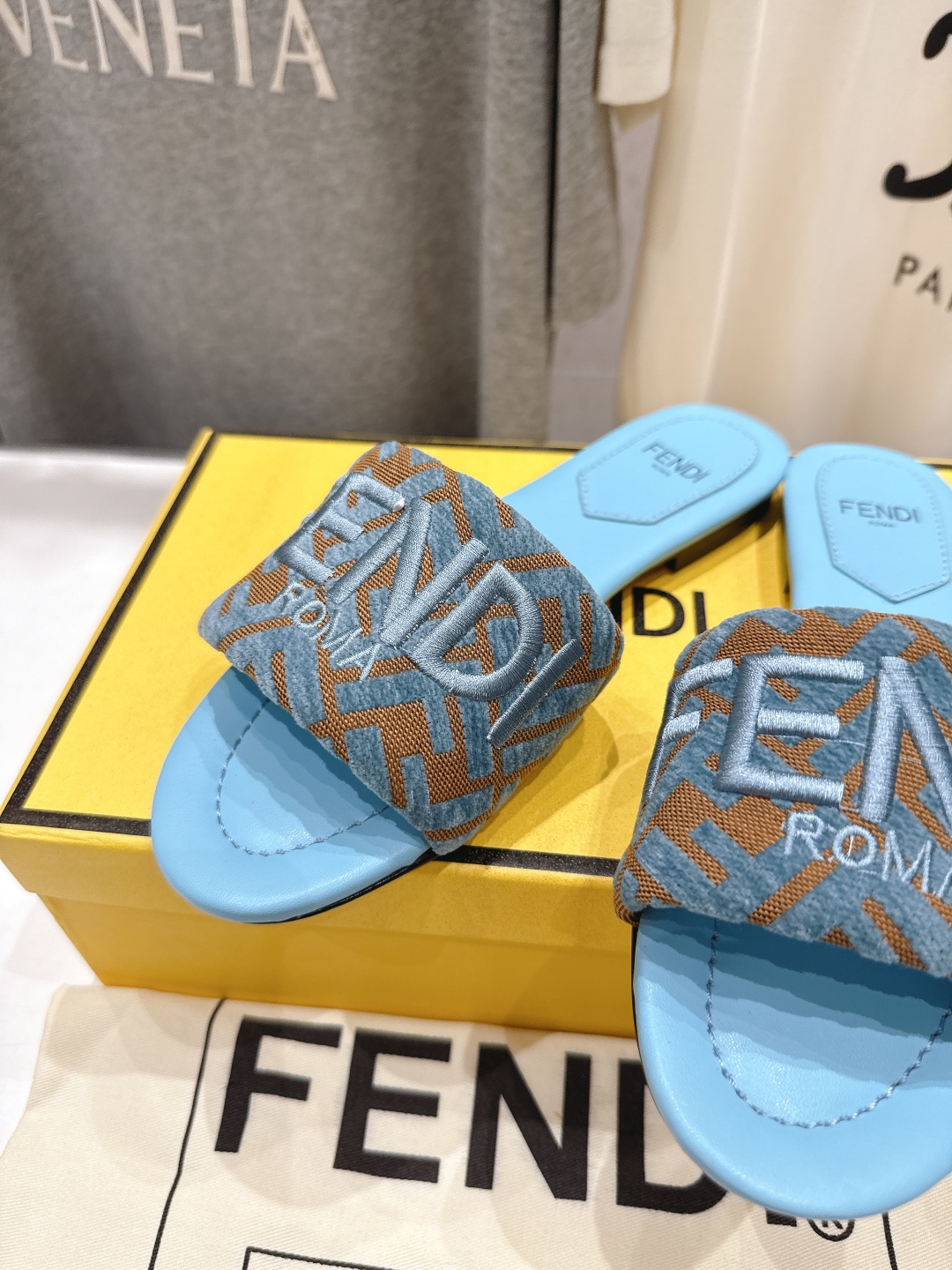 高版本出厂
 Fendi/芬迪25ss新款平底休闲拖鞋，ZP购入对比定制
经典设计，搭配绚丽多姿的色彩，