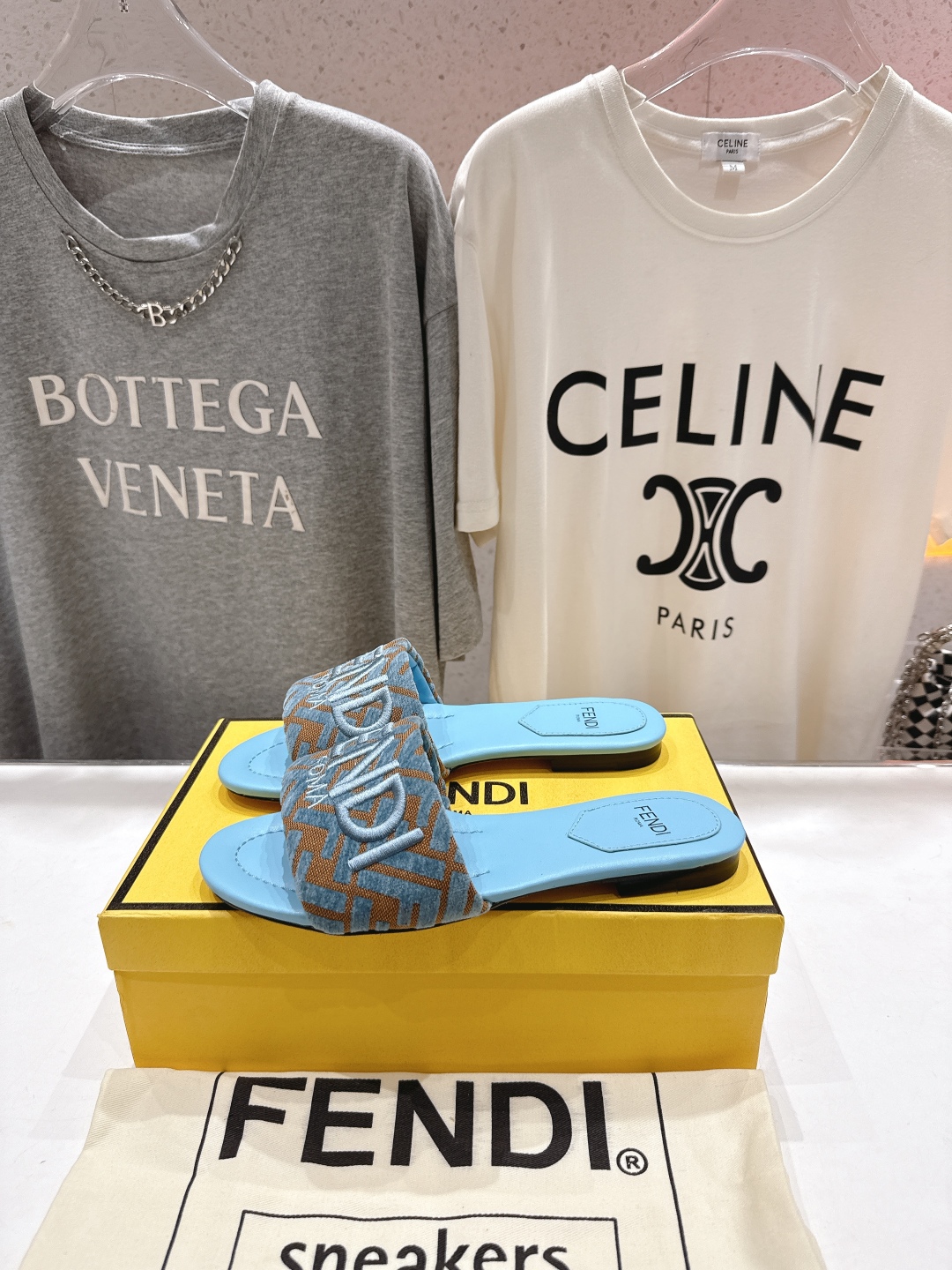 高版本出厂
 Fendi/芬迪25ss新款平底休闲拖鞋，ZP购入对比定制
经典设计，搭配绚丽多姿的色彩，