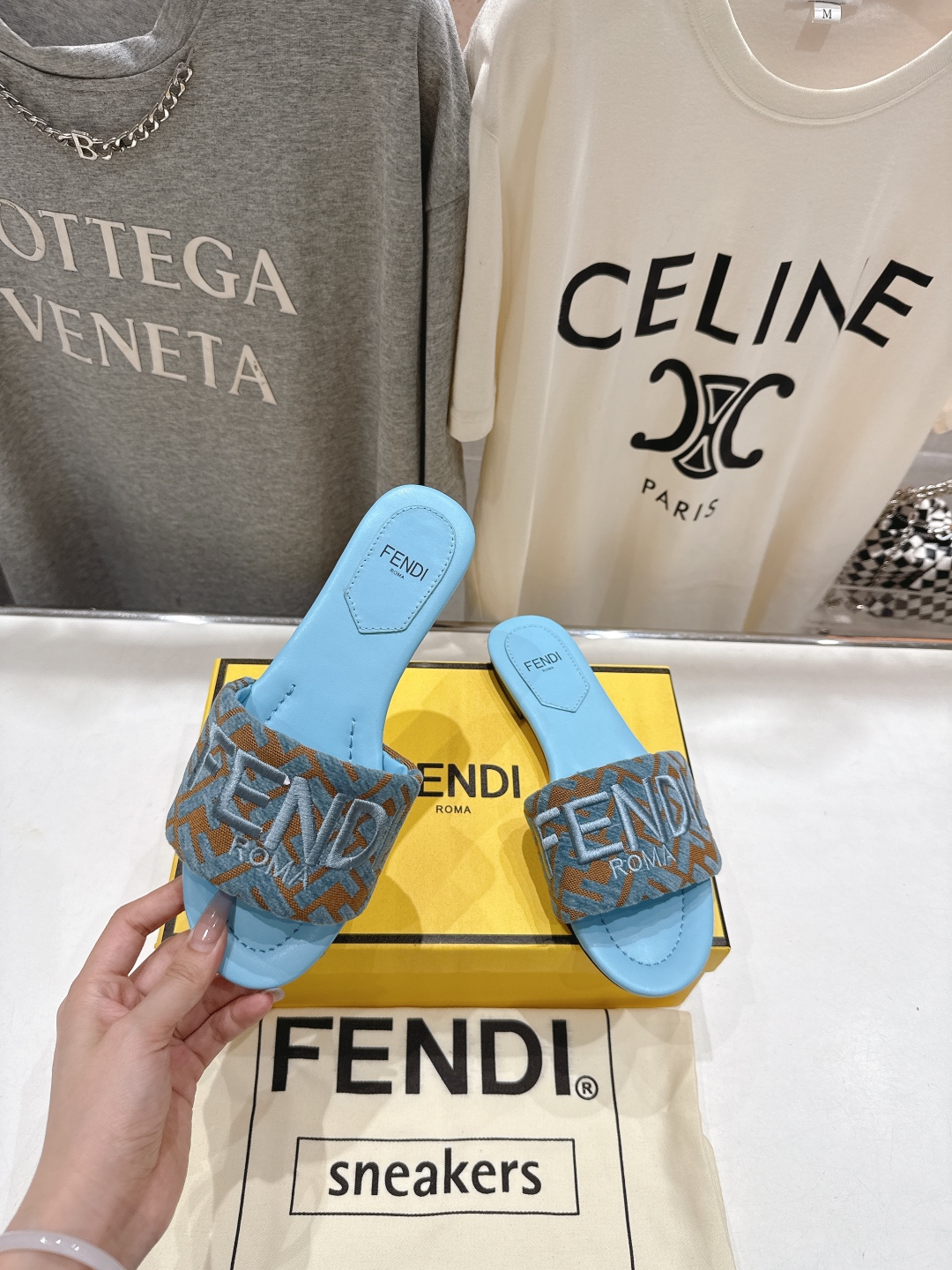 高版本出厂
 Fendi/芬迪25ss新款平底休闲拖鞋，ZP购入对比定制
经典设计，搭配绚丽多姿的色彩，