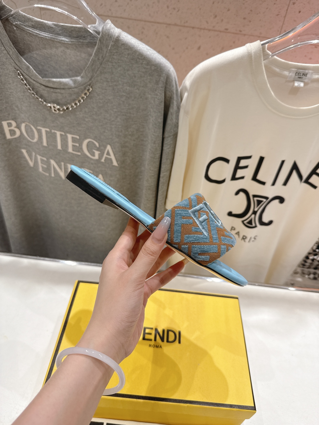 高版本出厂
 Fendi/芬迪25ss新款平底休闲拖鞋，ZP购入对比定制
经典设计，搭配绚丽多姿的色彩，