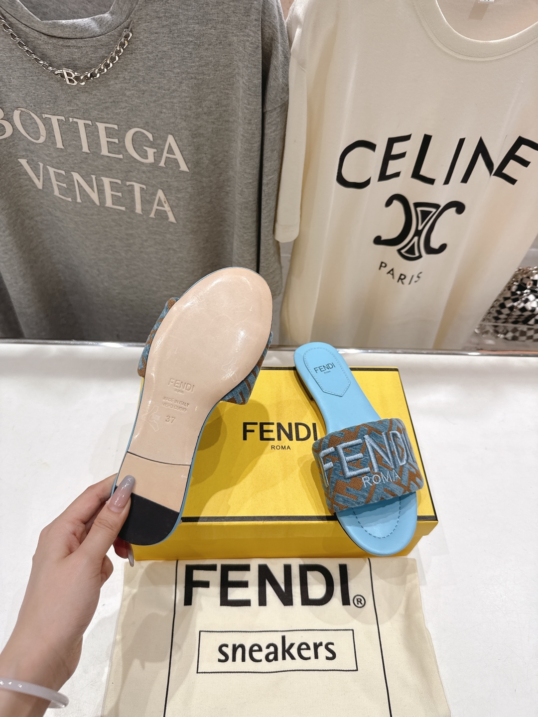高版本出厂
 Fendi/芬迪25ss新款平底休闲拖鞋，ZP购入对比定制
经典设计，搭配绚丽多姿的色彩，