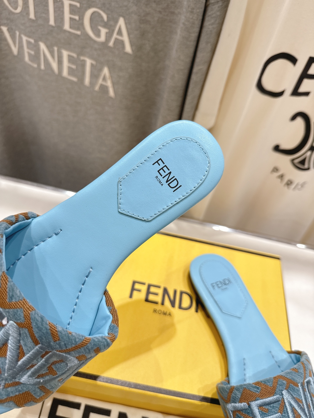 高版本出厂
 Fendi/芬迪25ss新款平底休闲拖鞋，ZP购入对比定制
经典设计，搭配绚丽多姿的色彩，