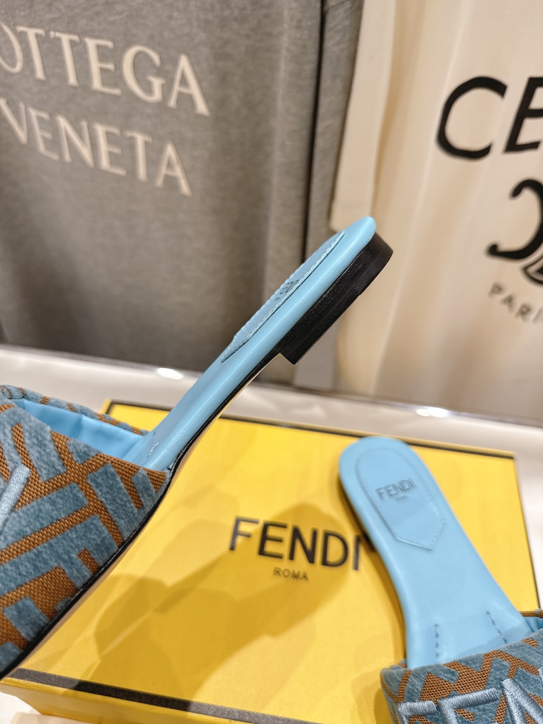 高版本出厂
 Fendi/芬迪25ss新款平底休闲拖鞋，ZP购入对比定制
经典设计，搭配绚丽多姿的色彩，