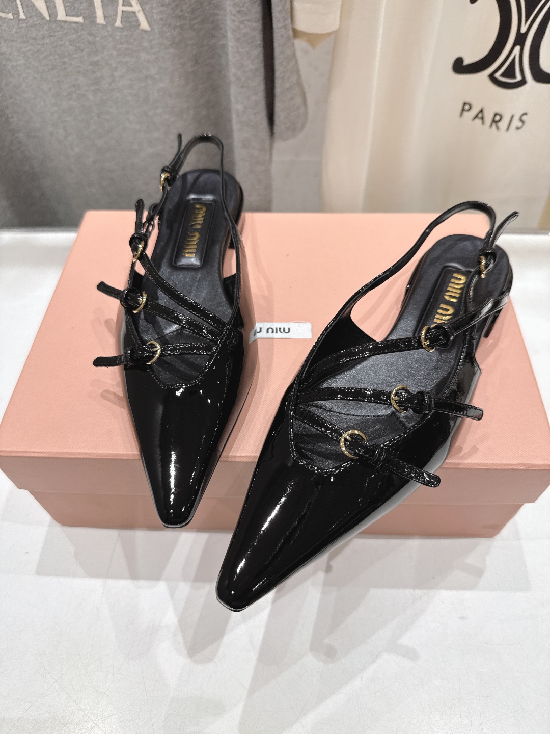 高版本出厂
  MiuMiu*缪缪/25春夏大热走秀款·尖头平底凉鞋单鞋 
走秀款出现在各大时装杂志封面