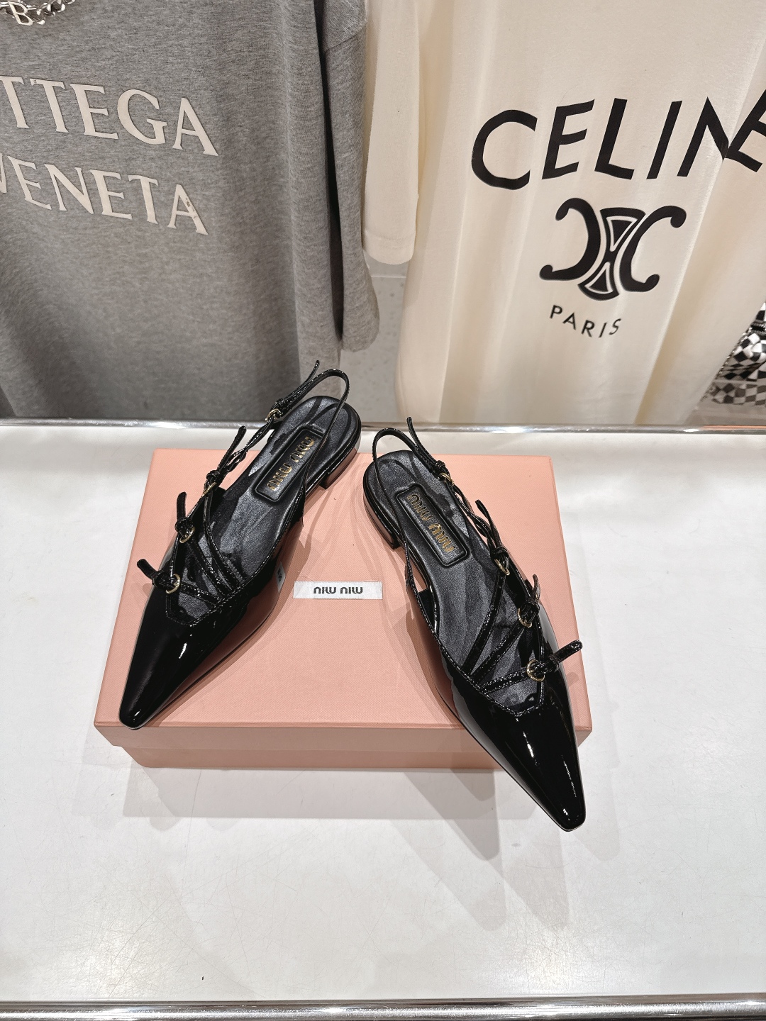 高版本出厂
  MiuMiu*缪缪/25春夏大热走秀款·尖头平底凉鞋单鞋 
走秀款出现在各大时装杂志封面