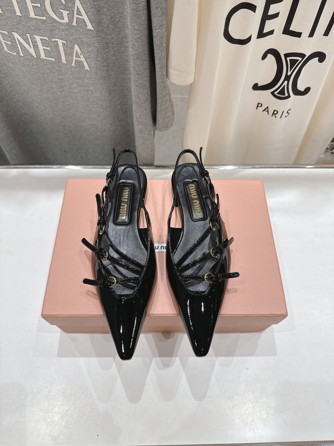 高版本出厂
  MiuMiu*缪缪/25春夏大热走秀款·尖头平底凉鞋单鞋 
走秀款出现在各大时装杂志封面