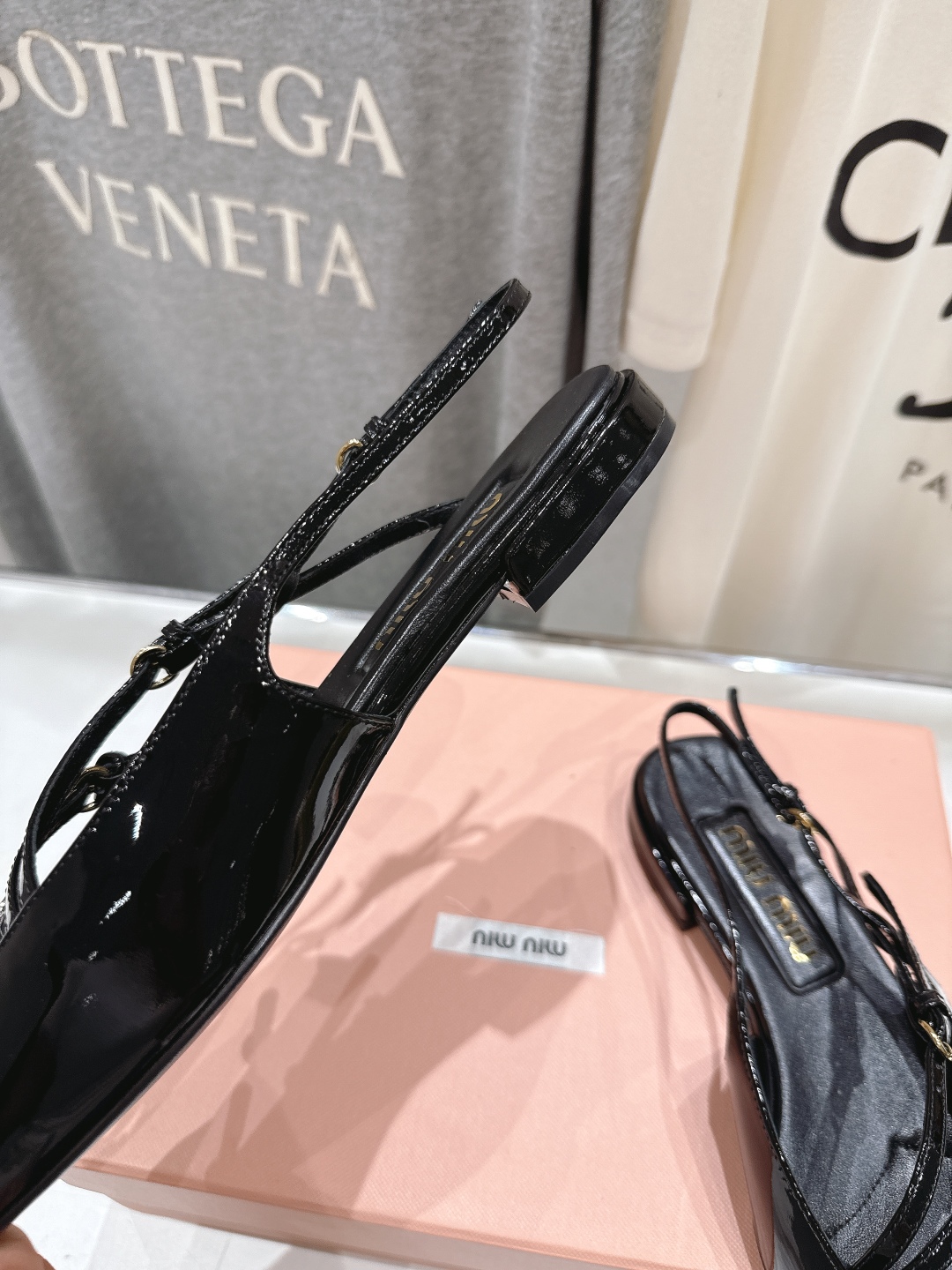 高版本出厂
  MiuMiu*缪缪/25春夏大热走秀款·尖头平底凉鞋单鞋 
走秀款出现在各大时装杂志封面