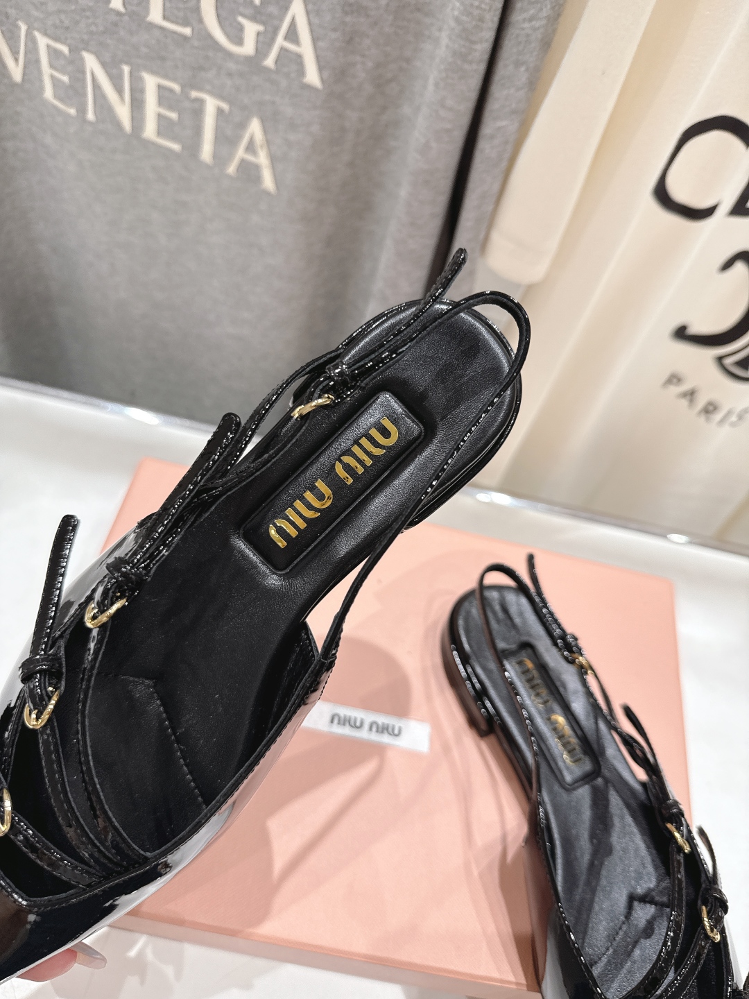 高版本出厂
  MiuMiu*缪缪/25春夏大热走秀款·尖头平底凉鞋单鞋 
走秀款出现在各大时装杂志封面