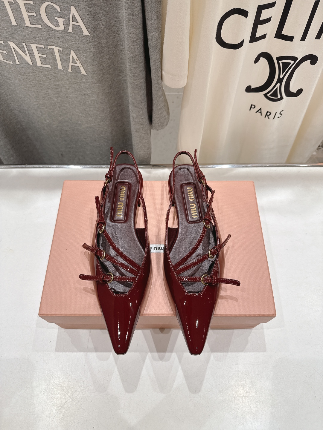 高版本出厂
  MiuMiu*缪缪/25春夏大热走秀款·尖头平底凉鞋单鞋 
走秀款出现在各大时装杂志封面