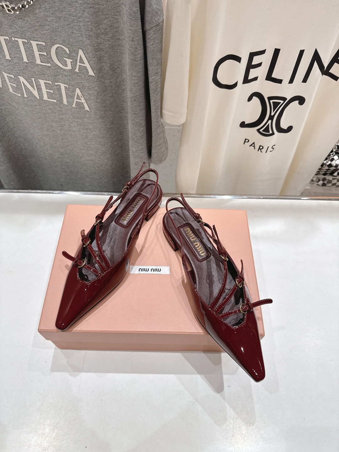 高版本出厂
  MiuMiu*缪缪/25春夏大热走秀款·尖头平底凉鞋单鞋 
走秀款出现在各大时装杂志封面