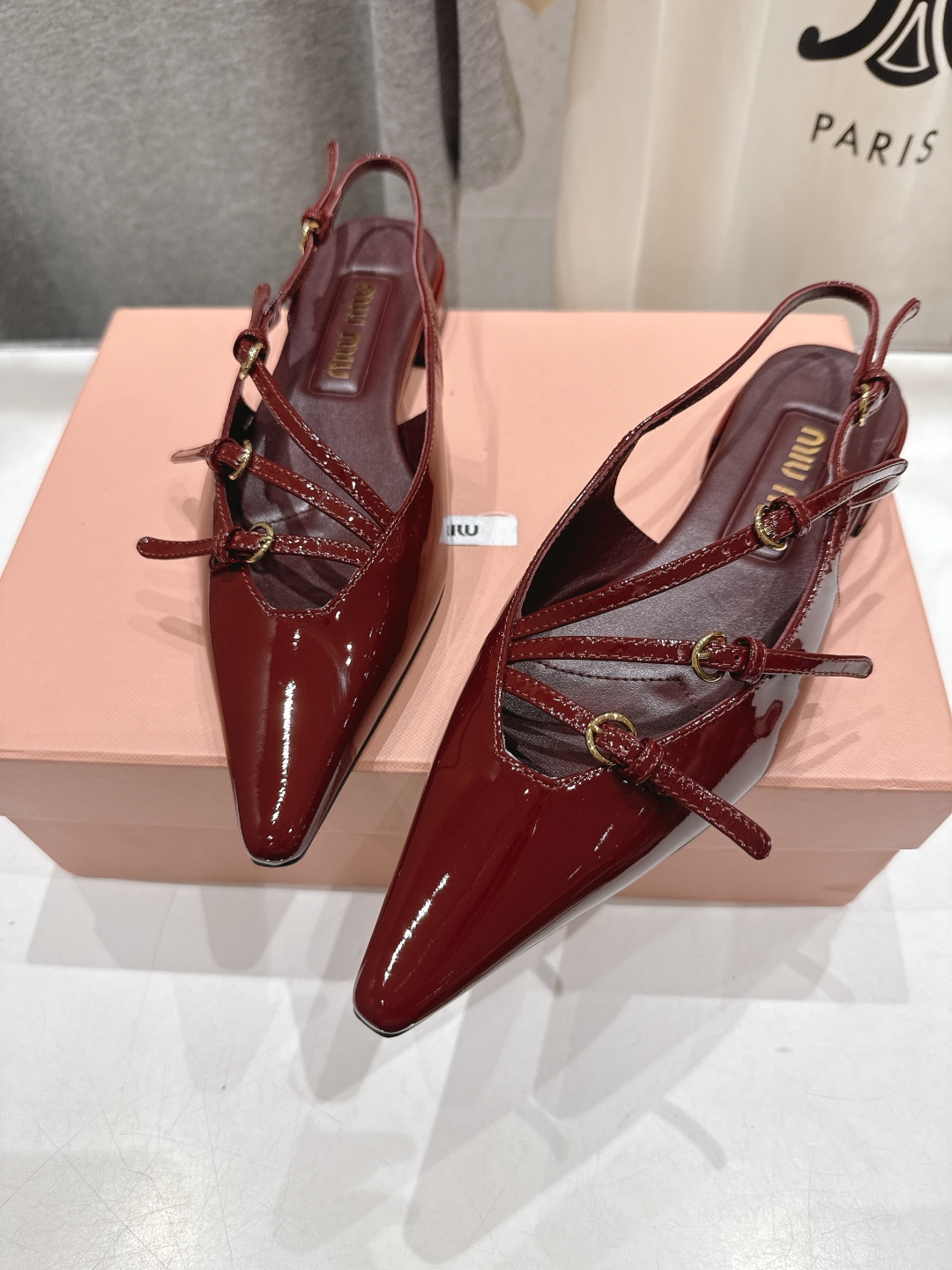 高版本出厂
  MiuMiu*缪缪/25春夏大热走秀款·尖头平底凉鞋单鞋 
走秀款出现在各大时装杂志封面