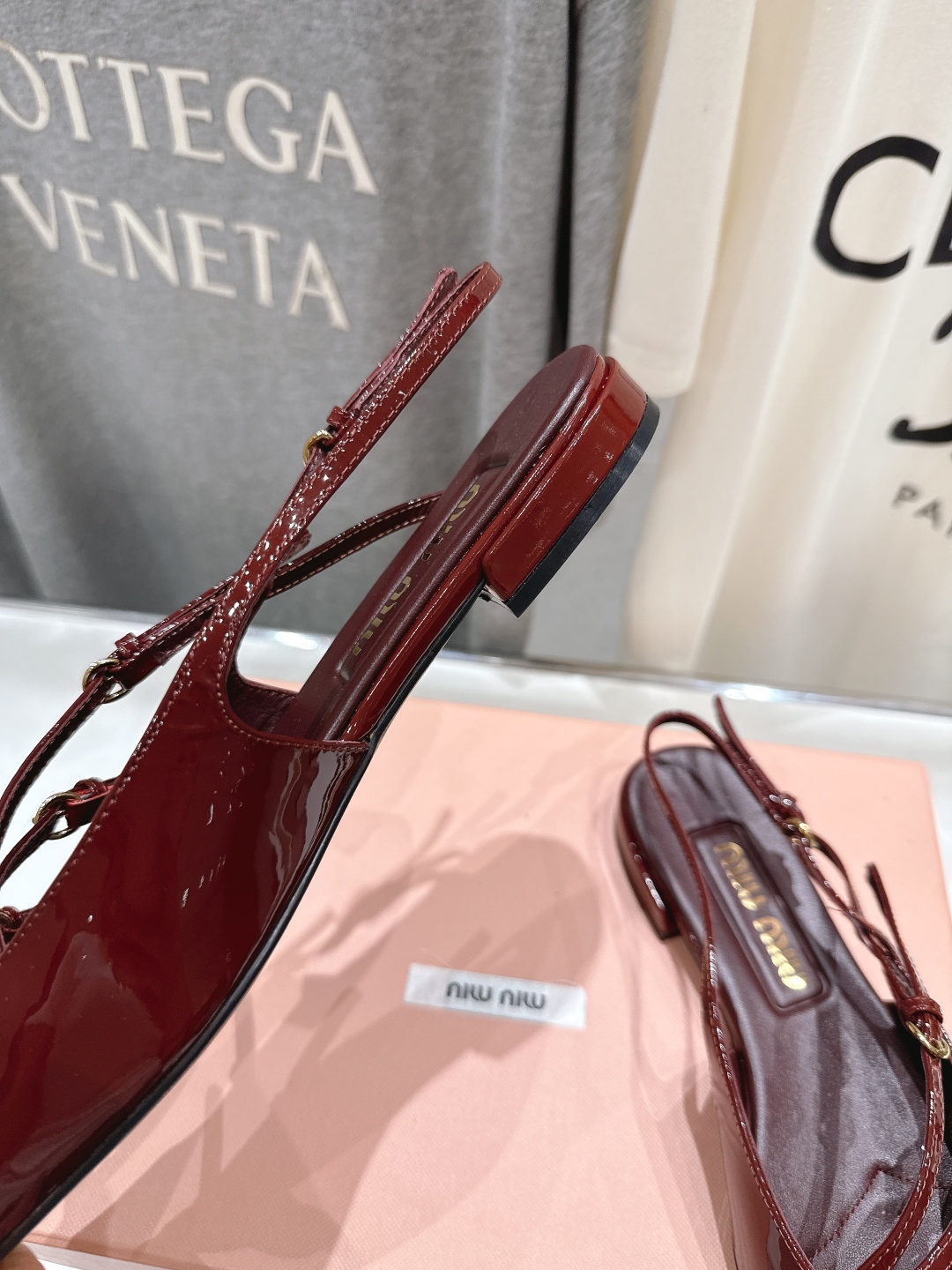 高版本出厂
  MiuMiu*缪缪/25春夏大热走秀款·尖头平底凉鞋单鞋 
走秀款出现在各大时装杂志封面
