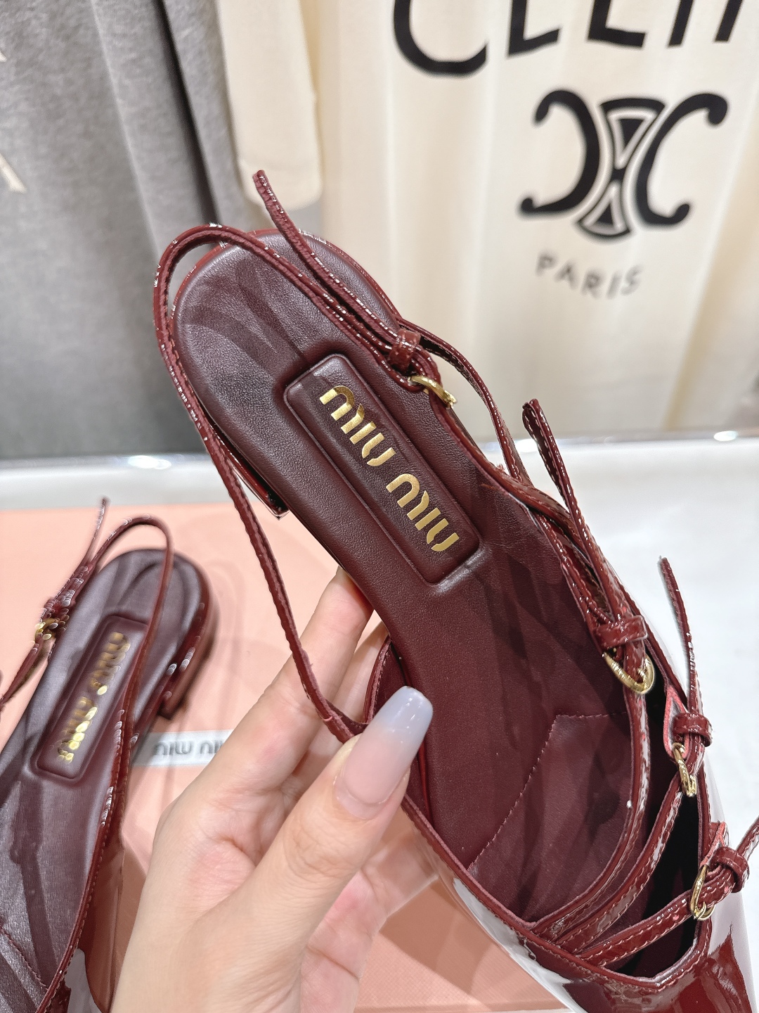 高版本出厂
  MiuMiu*缪缪/25春夏大热走秀款·尖头平底凉鞋单鞋 
走秀款出现在各大时装杂志封面