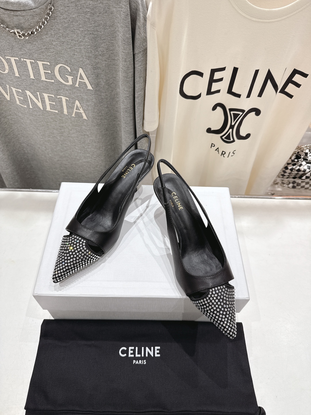 高版本出厂
CELINE/赛琳2025ss夏季新品简易尖头高跟凉鞋～
复古简约又时尚 上脚舒适.百搭.显