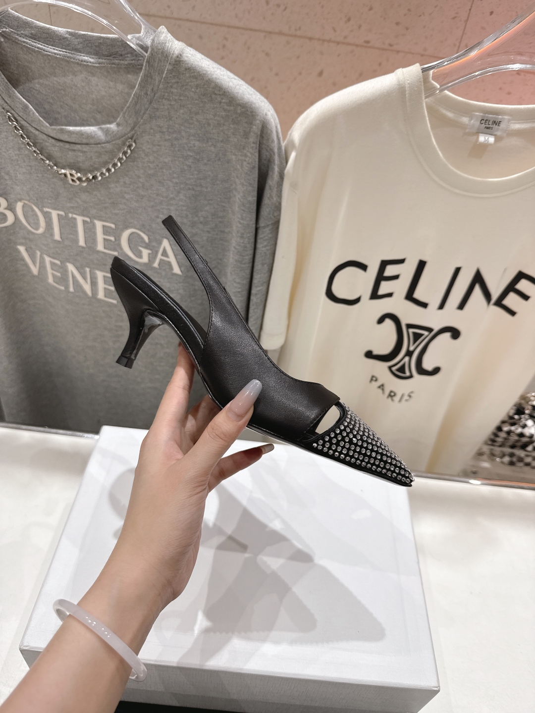 高版本出厂
CELINE/赛琳2025ss夏季新品简易尖头高跟凉鞋～
复古简约又时尚 上脚舒适.百搭.显