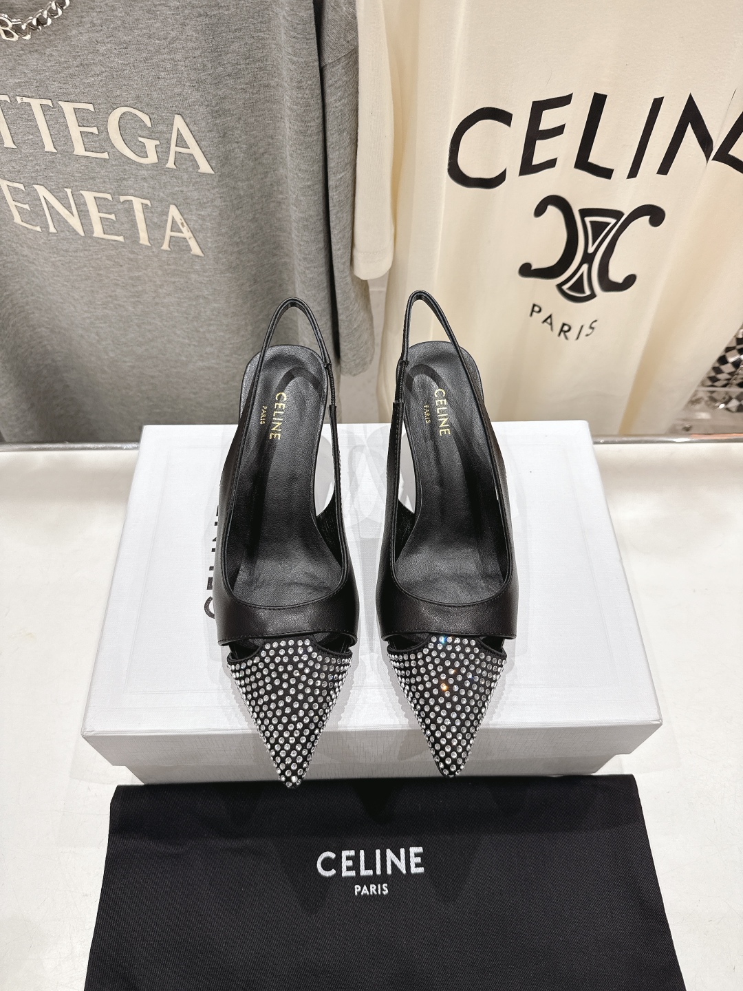 高版本出厂
CELINE/赛琳2025ss夏季新品简易尖头高跟凉鞋～
复古简约又时尚 上脚舒适.百搭.显