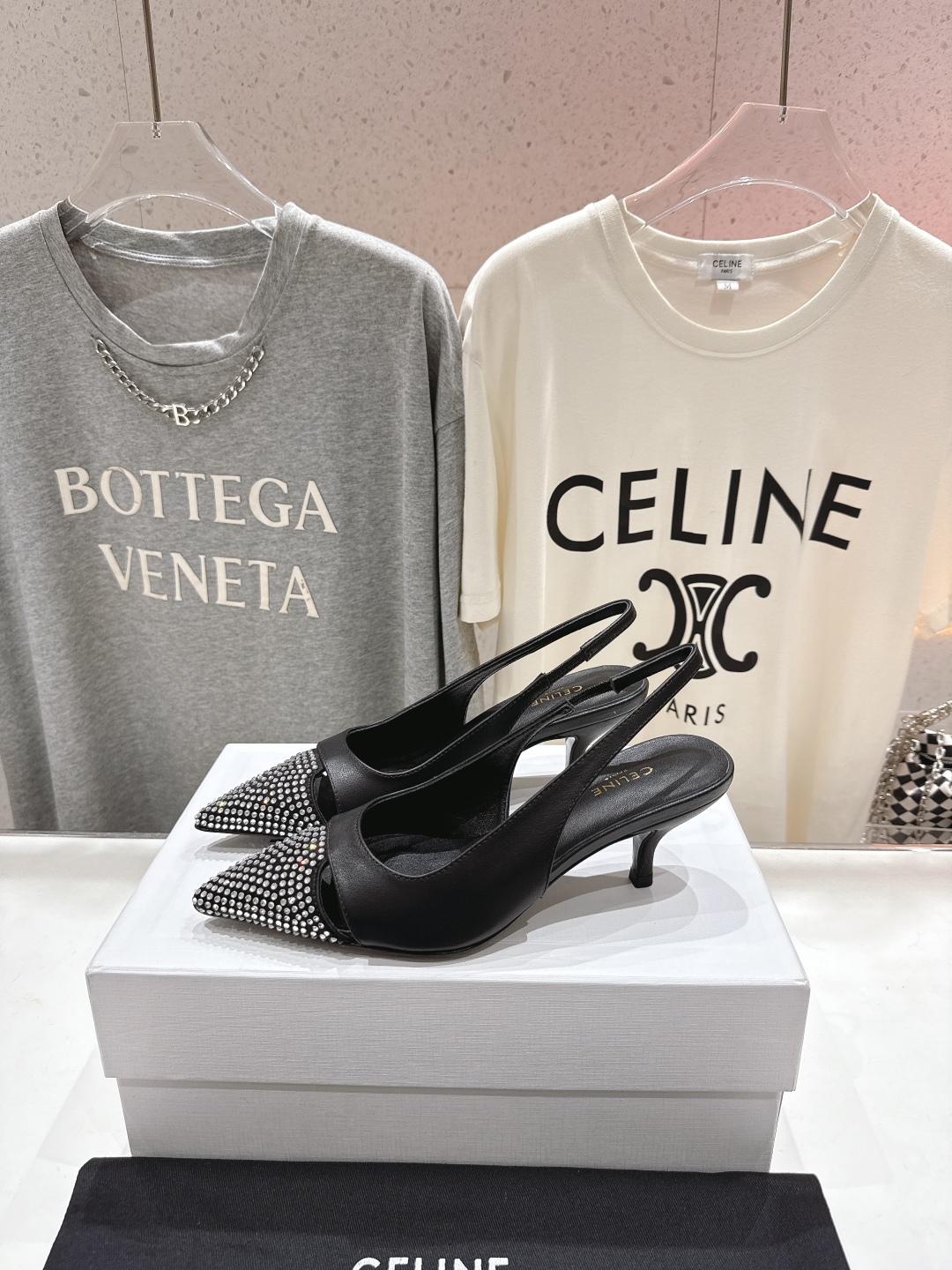 高版本出厂
CELINE/赛琳2025ss夏季新品简易尖头高跟凉鞋～
复古简约又时尚 上脚舒适.百搭.显