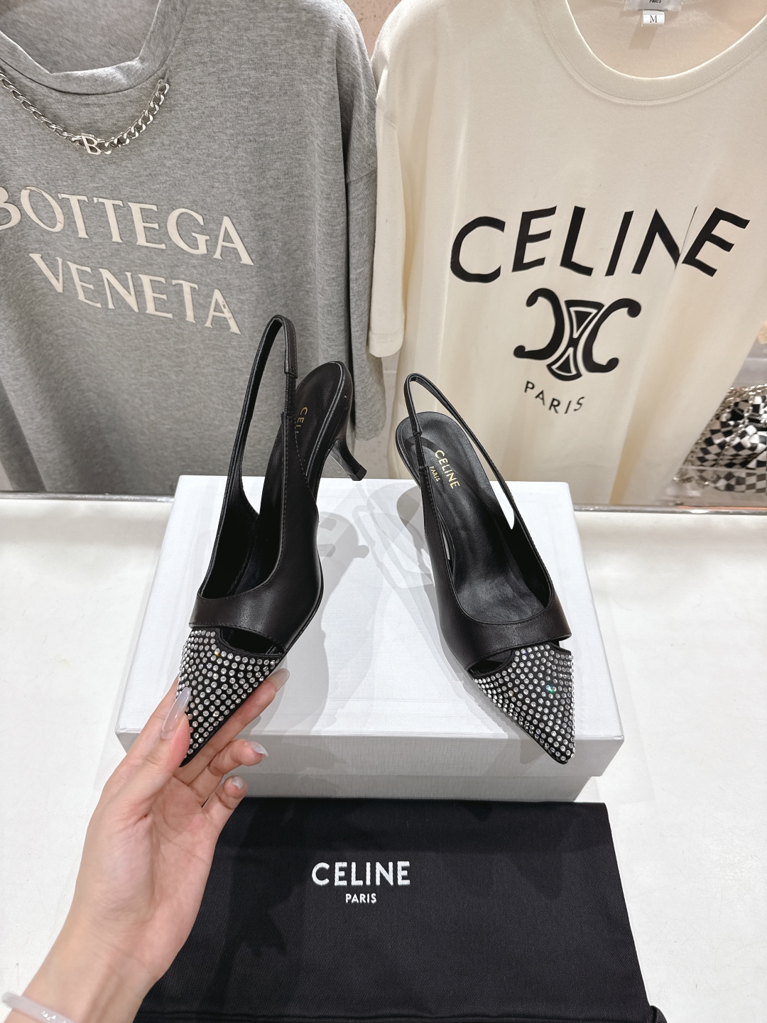 高版本出厂
CELINE/赛琳2025ss夏季新品简易尖头高跟凉鞋～
复古简约又时尚 上脚舒适.百搭.显