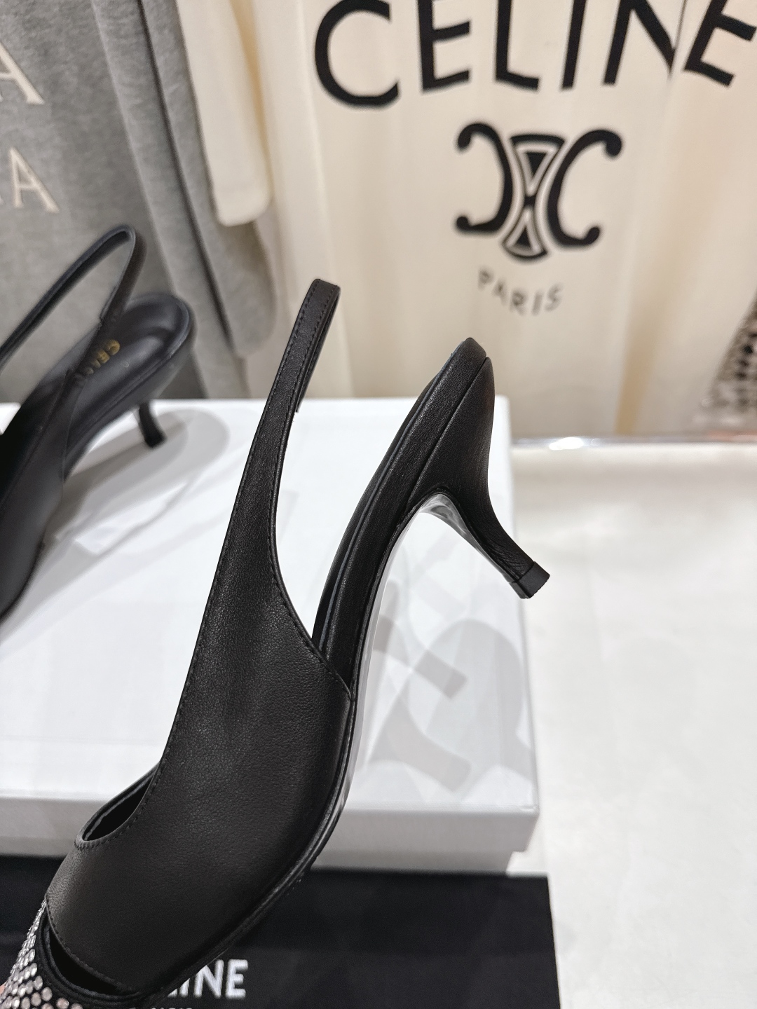 高版本出厂
CELINE/赛琳2025ss夏季新品简易尖头高跟凉鞋～
复古简约又时尚 上脚舒适.百搭.显