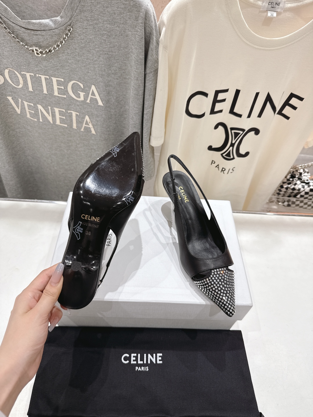 高版本出厂
CELINE/赛琳2025ss夏季新品简易尖头高跟凉鞋～
复古简约又时尚 上脚舒适.百搭.显