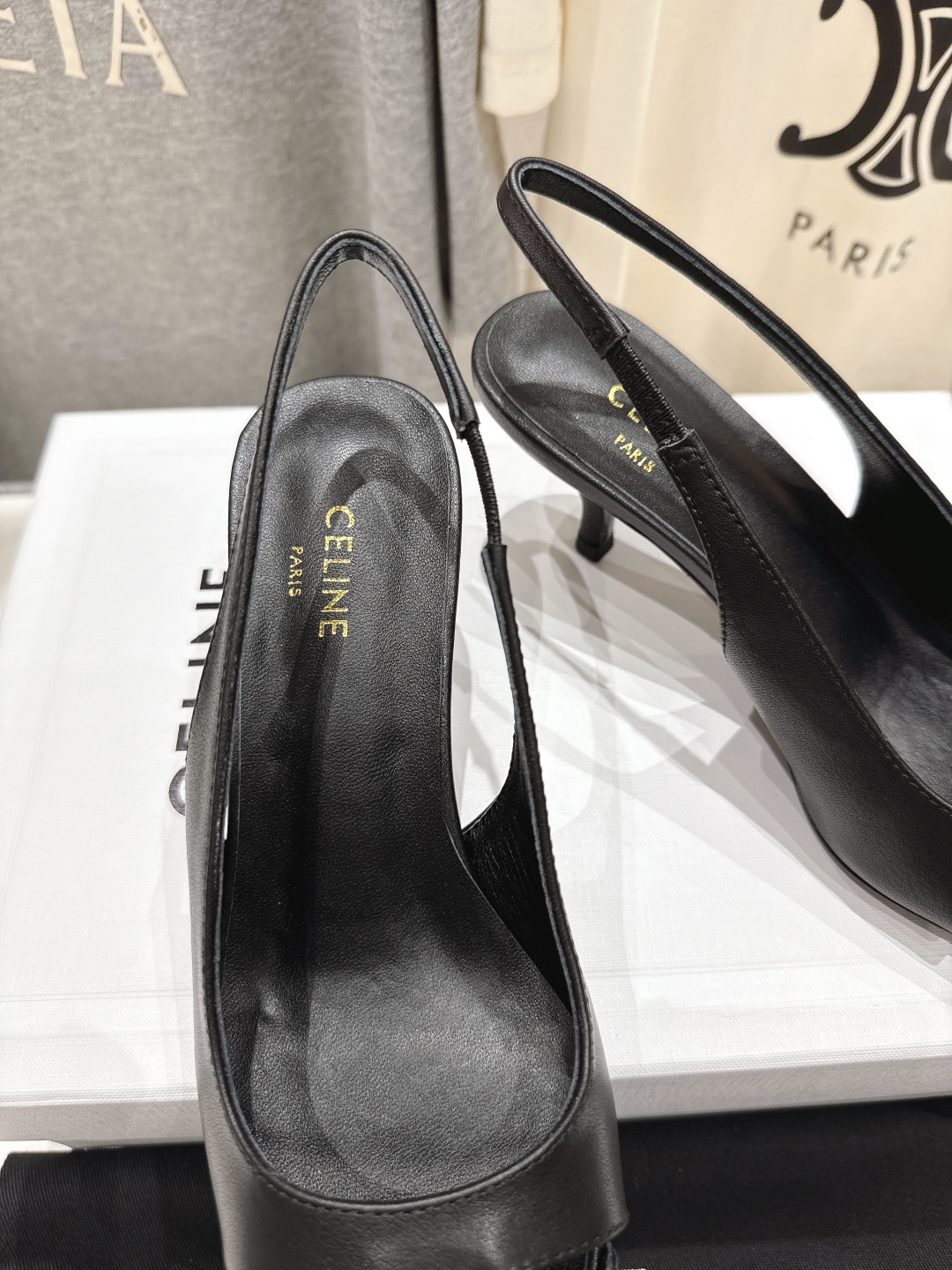 高版本出厂
CELINE/赛琳2025ss夏季新品简易尖头高跟凉鞋～
复古简约又时尚 上脚舒适.百搭.显