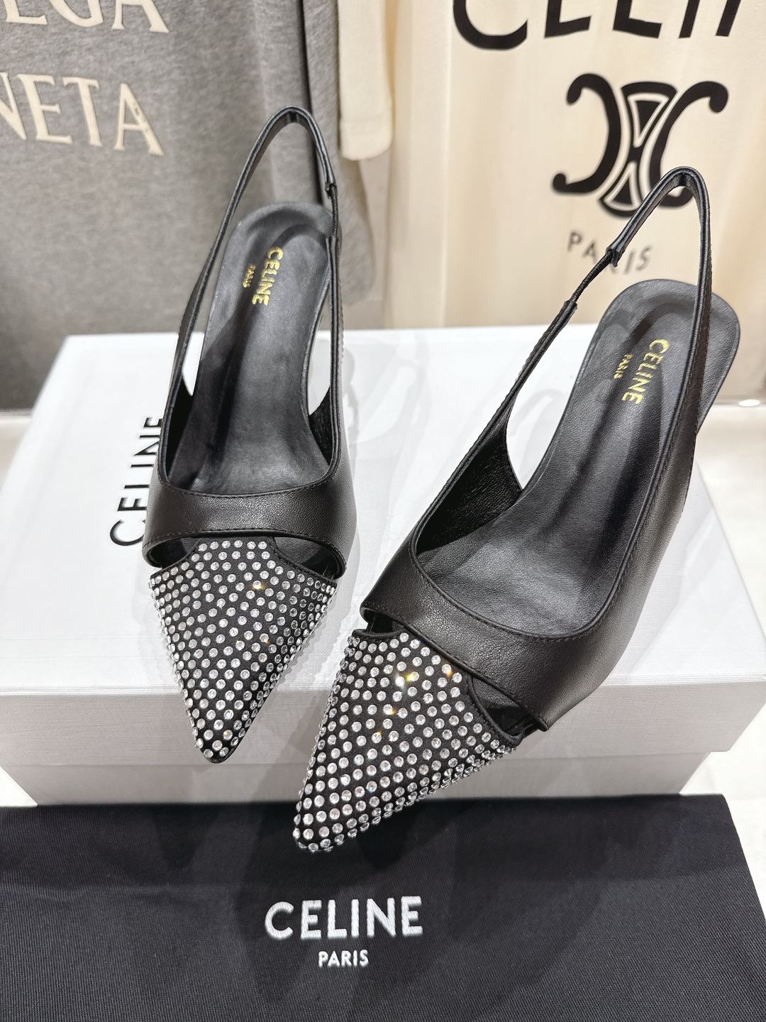 高版本出厂
CELINE/赛琳2025ss夏季新品简易尖头高跟凉鞋～
复古简约又时尚 上脚舒适.百搭.显
