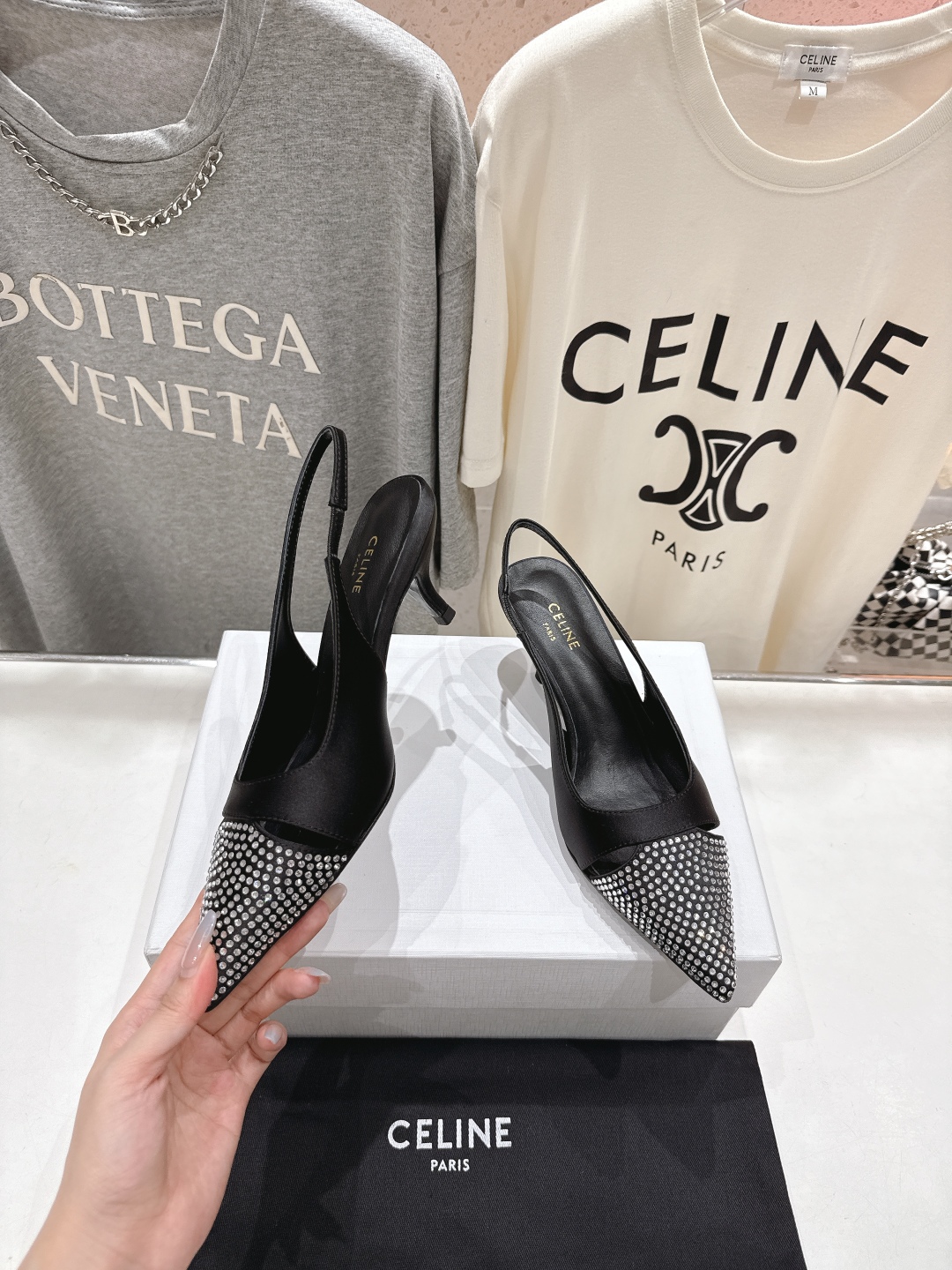 高版本出厂
CELINE/赛琳2025ss夏季新品简易尖头高跟凉鞋～
复古简约又时尚 上脚舒适.百搭.显