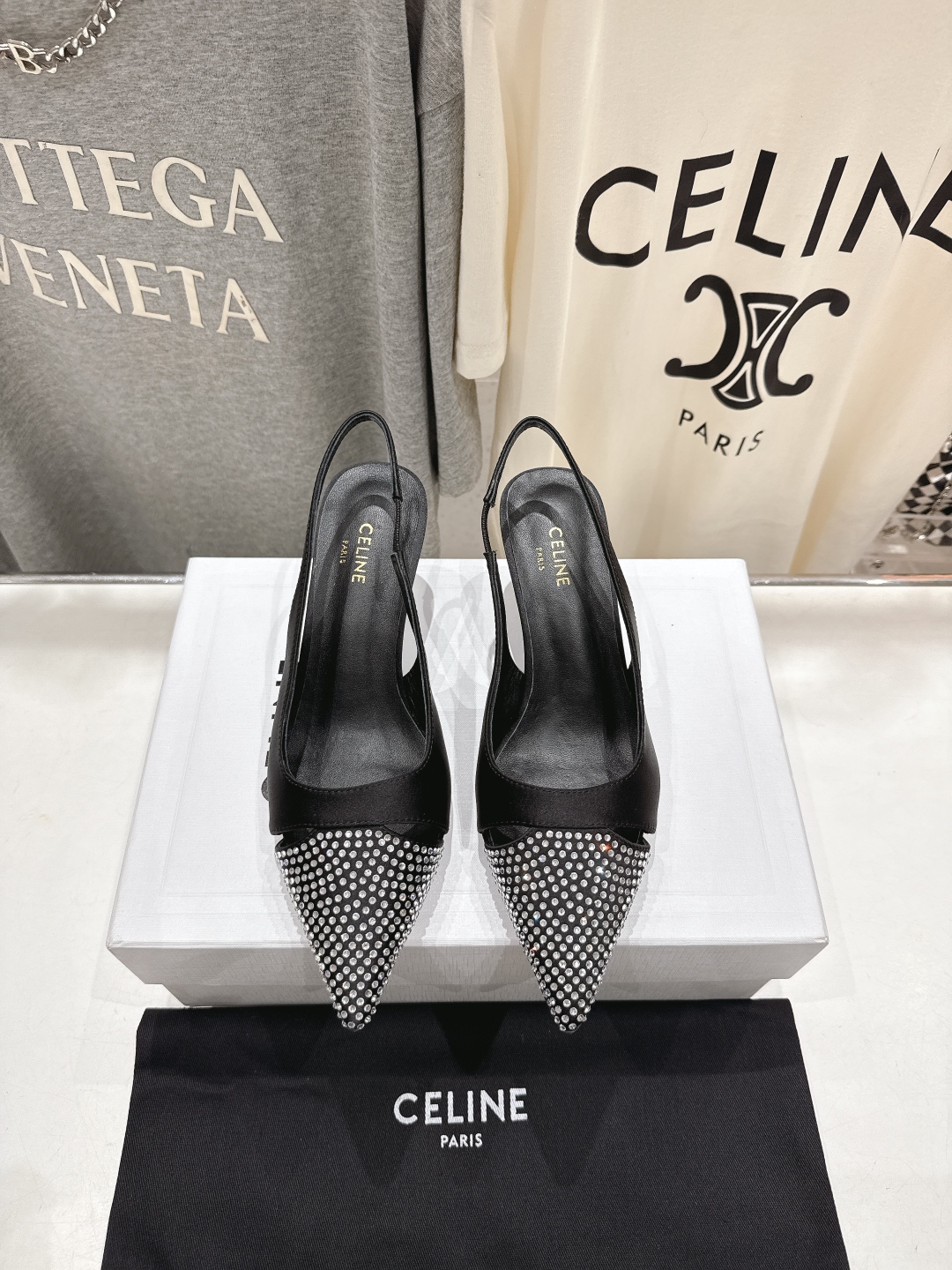 高版本出厂
CELINE/赛琳2025ss夏季新品简易尖头高跟凉鞋～
复古简约又时尚 上脚舒适.百搭.显